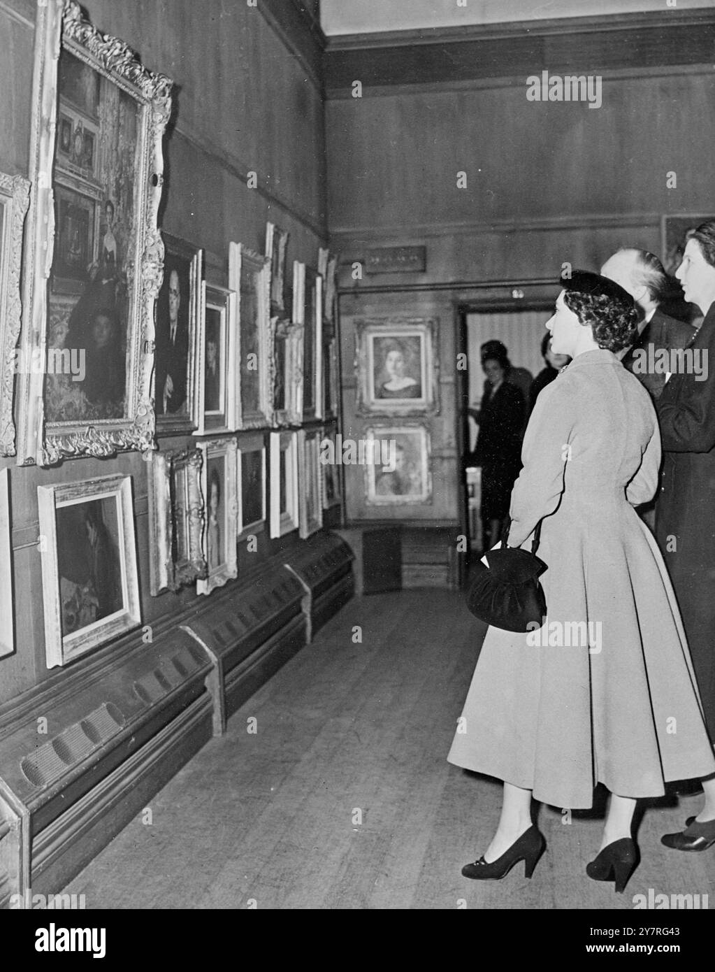 Die Prinzessin sieht ihr Porträt. Am 1.12.53 besuchten Königin Elizabeth, Prinzessin Margaret und die Herzogin von Kent die Ausstellung der Royal Society of Portrait Painters in den Royal Institute Galleries in Piccadilly, London. Das INP-Foto zeigt Prinzessin Margaret, die sich das Porträt von Simon Elwes, R.P. anschaut Stockfoto