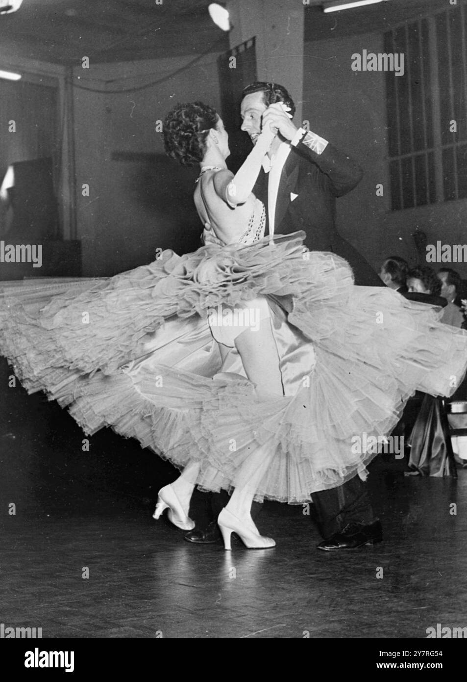 Großbritannien gewinnt das deutsche Tanzturnier. Am 2.12.53 traten Teams aus vier Paaren aus Großbritannien, Frankreich und Deutschland an einem Turnier des Deutschen Tanzlehrerverbandes in Hamburg an. Die britische Mannschaft gewann mit 1042 Punkten. Das INP-Foto zeigt Bemil Twiggs und John MacGregor aus Großbritannien, die während des Turniers einen Foxtrott tanzen. 133/PJ/73031 International News Photos. Stockfoto