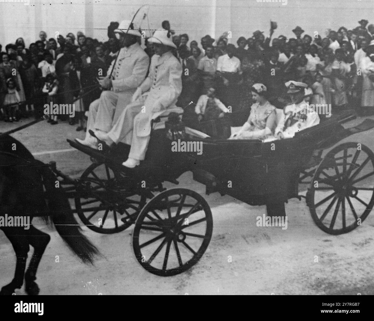 Bild im Radio Bermuda begrüßt die Königin 25.11.53 Sunshine begrüßte die Königin und den Herzog von Edinburgh, als sie gestern Nachmittag das Flugzeug Canopus verließen. Jubelnde Menschenmassen säumten die fröhlich geschmückten Straßen der Kolonie, um den ersten britischen Monarchen willkommen zu heißen, der sie je besuchte. Der Schlitten war geöffnet. International News Fotos Bild per Radio. Gebühr: Tageszeitungen & Abende £12 12s 0d Provincials £6 6s 0d Stockfoto