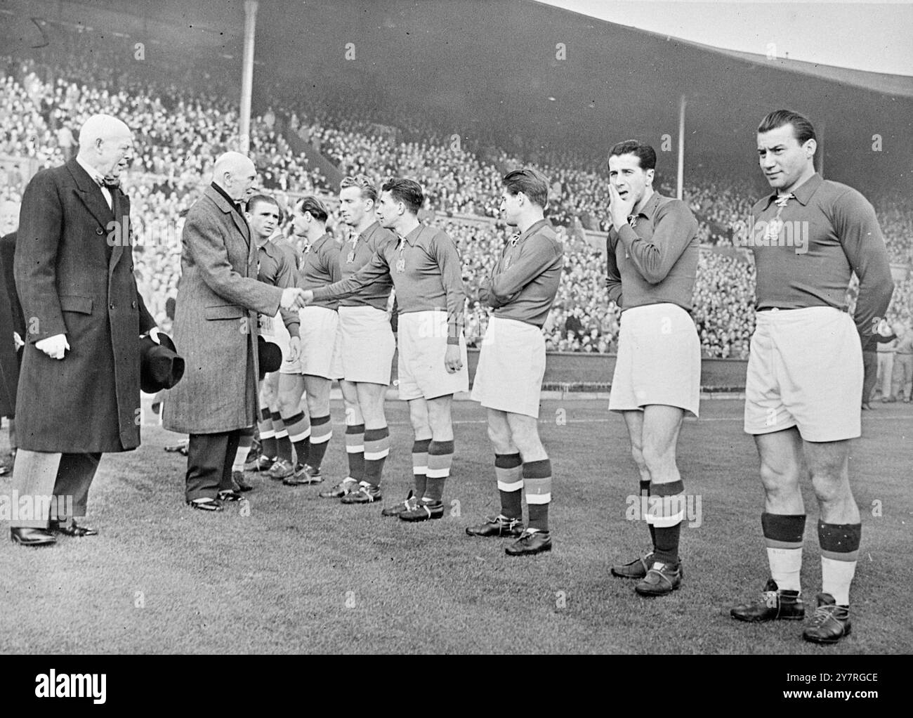 Am 25.11.53 besiegt Ungarn England 6-3. Das I.N.P. Foto zeigt, wie der Earl of Athlone vor dem Spiel in Wembley die Hand schüttelt. FO/BAR/PJ/72830 International News Photos Ungarn schlägt England 6-3 25.11.53 Stockfoto