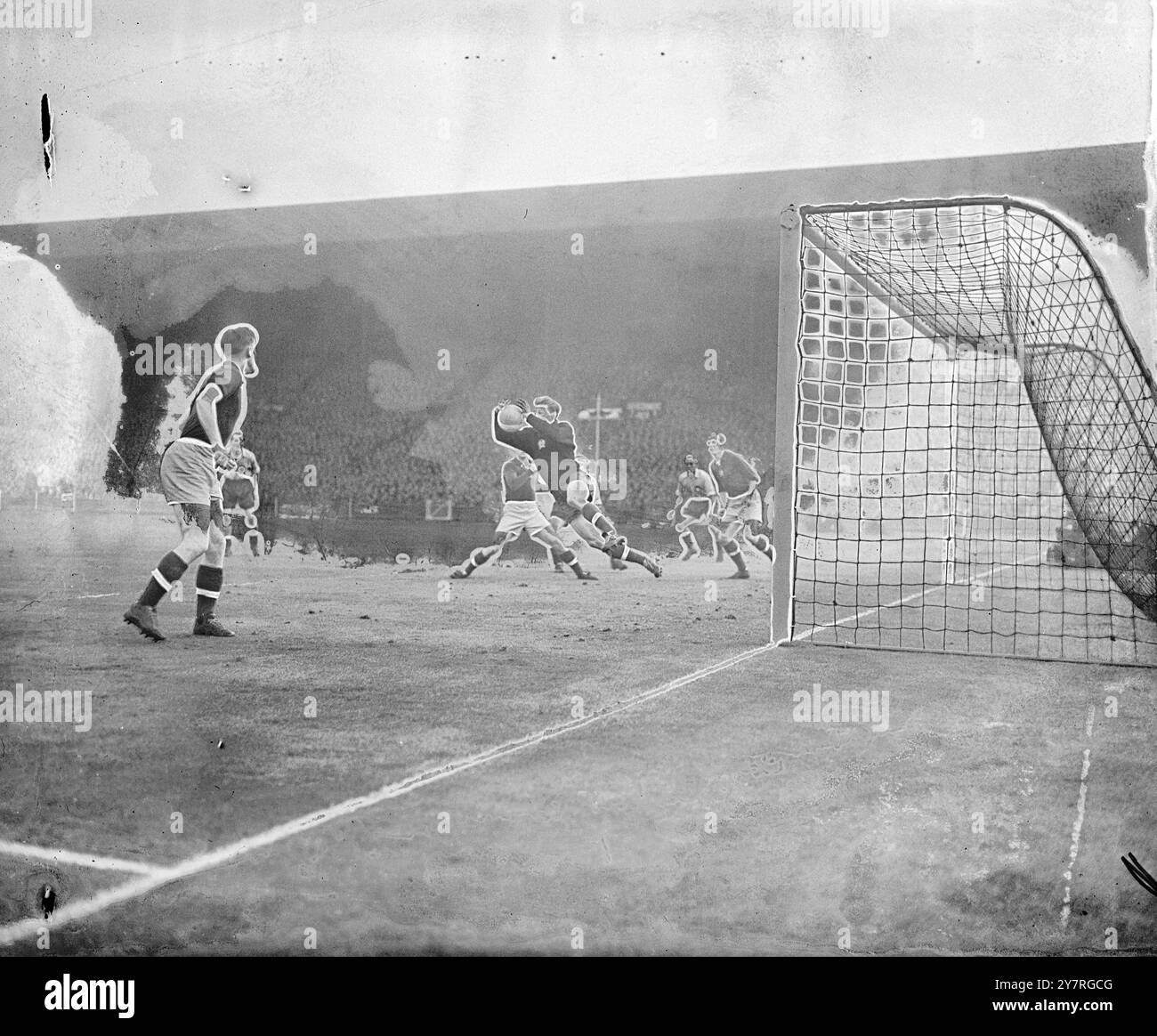 England traf Ungarn in Wembley. Ungarn gewinnt 6-3 am 25.11.53. England traf Ungarn heute Nachmittag beim Fußball und zwei Rekorde standen auf dem Spiel. Ungarn hatte seit Mai 1950 25 Spiele ohne Niederlage gespielt, während England seinen einzigartigen Rekord verteidigte, nie im eigenen Land gegen eine ausländische Mannschaft verloren zu haben. Die Länder trafen sich zuletzt 1936 in London. Sie hatten sich zweimal gespielt und jeweils einen gewonnen. Das BIPPA-Foto zeigt G. Grosics taucht zu einem Foto von Englands außen rechts, Stanley Matthews. Foto von Joe Waldorf. PJ/72834, herausgegeben von BIPPA. Stockfoto