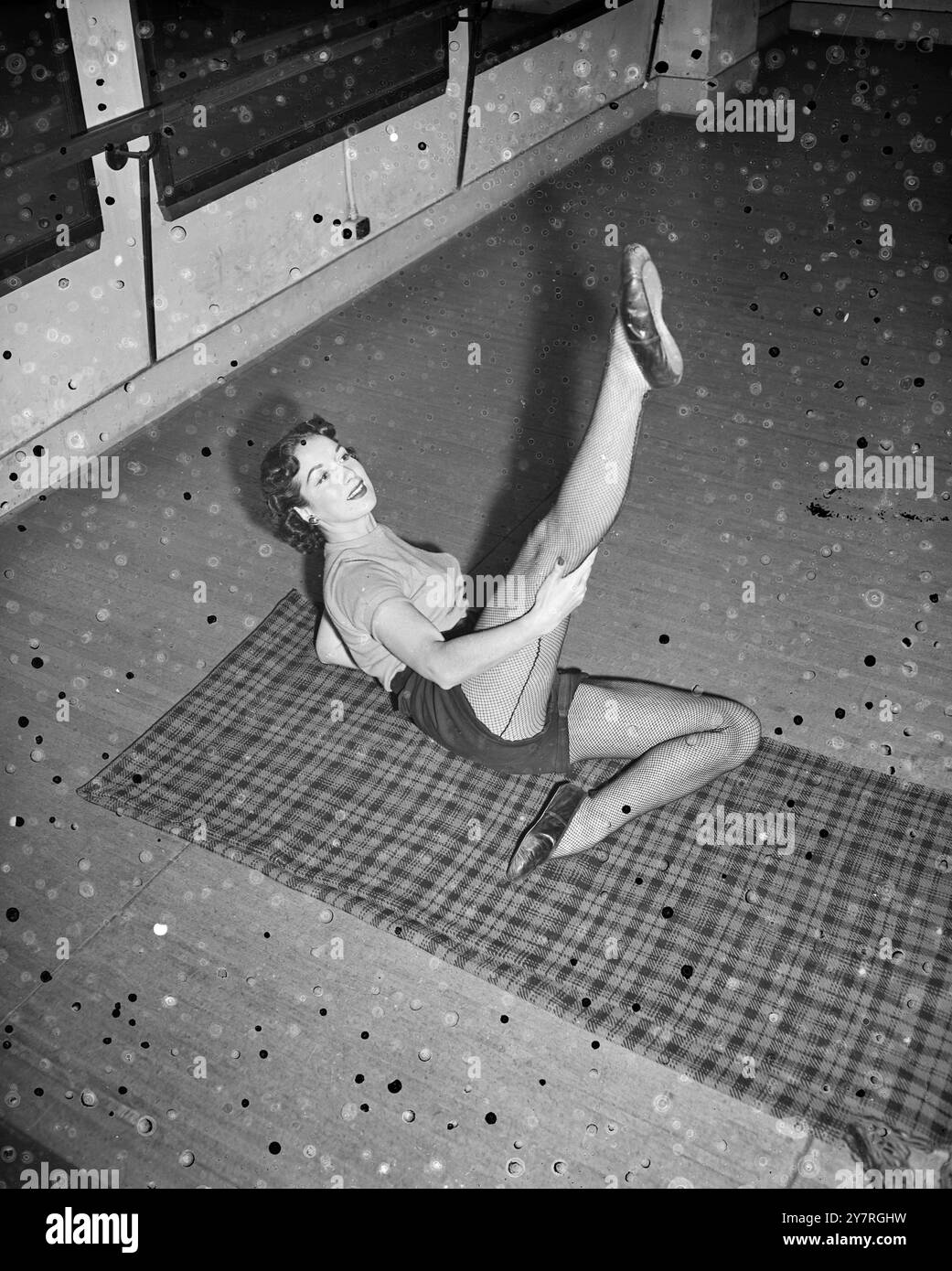 Pat entscheidet sich, Peter zu sein. Die Schauspielerin Pat Kirkwood hat beschlossen, die Namensrolle in der Produktion von Peter Pan im Scale Theatre in London zu akzeptieren, obwohl es bedeutet, dass sie sich die Haare schneiden lassen und ihre Serie aufgrund der anschließenden Provinztournee im Fernsehen verschoben wird. Der US-amerikanische Star Yolande Donlan sollte ursprünglich die Rolle gespielt haben, wurde aber von Equity, der Actors' union, verboten. Das INP-Foto zeigt Pat Kirkwood, wie er Ballettbewegungen an der Barre übt. Bild von Jack Davies. S. 72680. Fotos Von Internationalen Nachrichten. Stockfoto