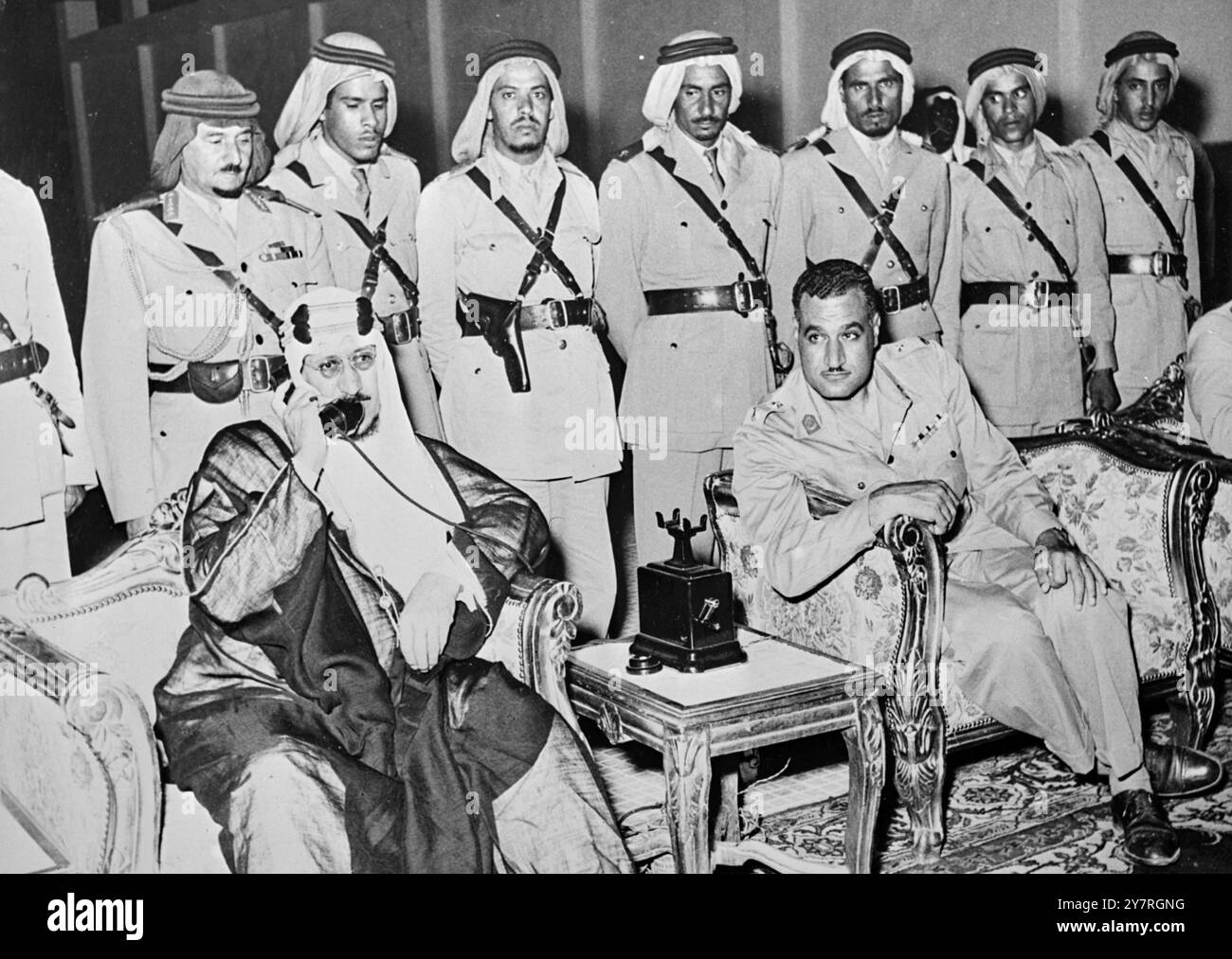 Ägyptische Mission kommt in Saudi-Arabien an, um dem toten König Respekt zu zollen 16.11.53 (erste Bilder des neuen Königs Saud) Eine Mission von General Neguib unter der Leitung von Oberst Gamal Abdel Nasser, dem stellvertretenden Premierminister, kam kürzlich in Saudi-Arabien an, um das Beileid der ägyptischen Regierung anlässlich des Todes von König Ibn Saud zum Ausdruck zu bringen. Sie wurden von dem neuen König Saud, dem Sohn des verstorbenen Königs Ibn Saud, getroffen. I.N.P.-Foto zeigt: Der neue König (links) in seinem Palast mit Oberst Gamal Abdel Nasser. 543/PJ/72607 International News Photos Stockfoto