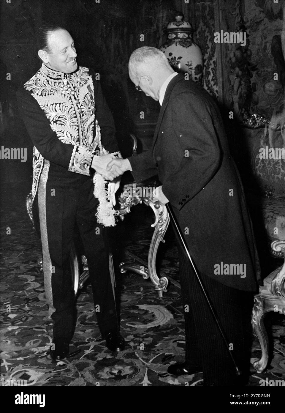 Der neue britische Botschafter präsentiert seine Referenzen. Am 15. Februar 1953 präsentierte der neue britische Botschafter in Rom, Sir Ashley Clarke, seine Referenzen dem Präsidenten der Italienischen Republik, Luigi Einaudi, im Quirinal Palace. Das INP-Foto zeigt Sir Ashley Clarke, der Luigi Einaudi nach der Zeremonie die Hand schüttelt. Fotos Von Internationalen Nachrichten. Stockfoto