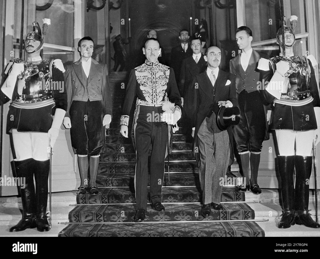 Der neue britische Botschafter präsentiert seine Referenzen. Am 15. Februar 1953 präsentierte der neue britische Botschafter in Rom, Sir Ashley Clarke, dem Präsidenten der Italienischen Republik, Luigi Einaudi, sein Zeugnis im Quirinal-Palast in Rom. Das INP-Foto zeigt Sir Ashley Clarke, der Quirinal Palace verlässt, nachdem er seine Referenzen vorgelegt hat. Fotos Von Internationalen Nachrichten. Stockfoto