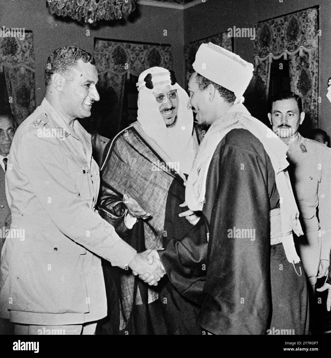 Die ägyptische Mission in Saudi-Arabien erweist dem toten König Respekt. Die ersten Bilder des neuen Königs Saud. Am 16.11.53, kam eine Mission von General Neguib unter der Leitung des stellvertretenden Premierministers Gamel Abdel Nasser in Saudi-Arabien an, um seinem Sohn, dem neuen König Saud, das Beileid über den Tod von König Ibn Saud auszusprechen. Das I.N.P.-Foto zeigt König Saud (Mitte), der Lt. Col. Nasser (links) dem Kronprinzen Saif El-Islam Badr von Jemen vorstellt, der ebenfalls Beileid ausspricht. 543/PJ/72608 International News Photos. Stockfoto