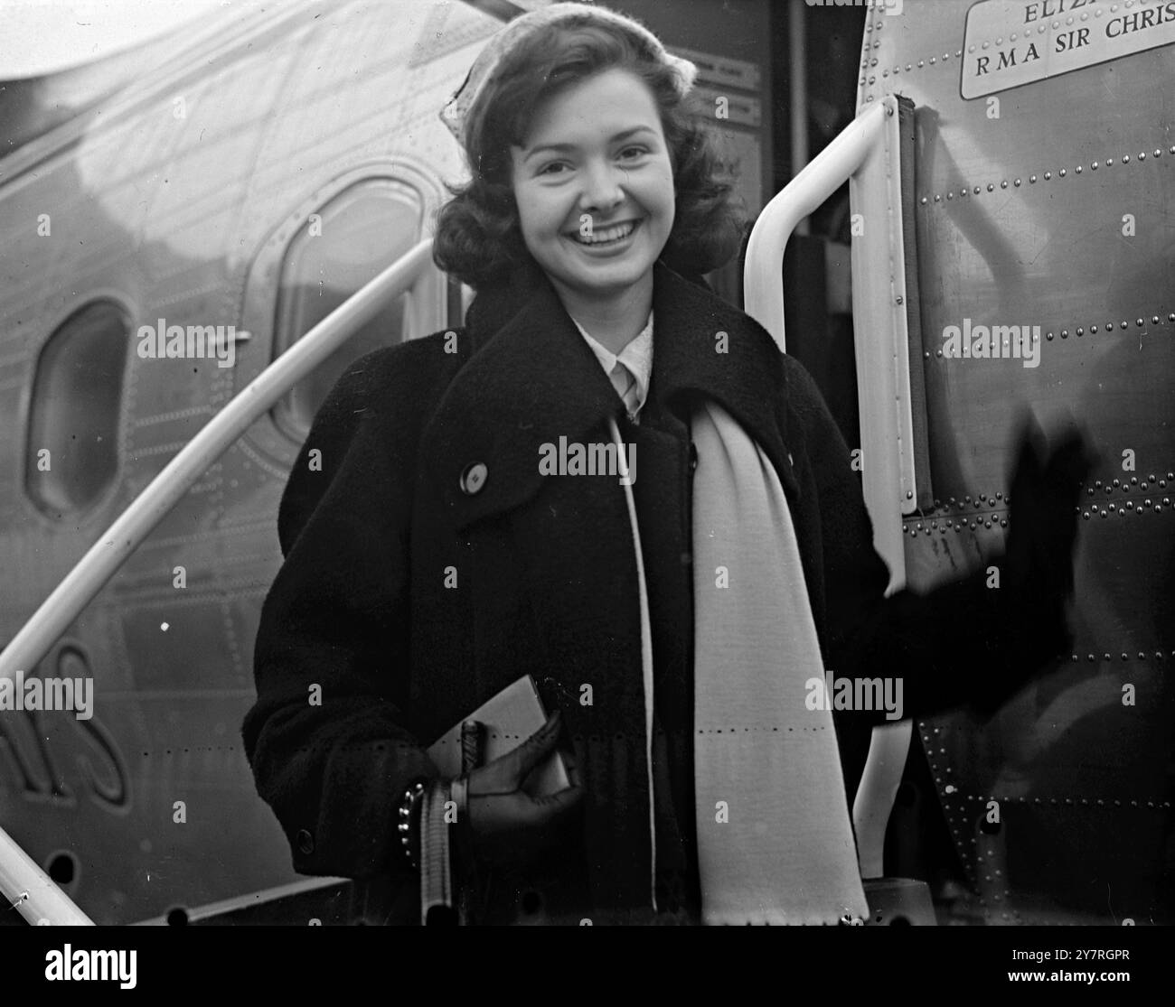 Miss World kommt für ihren Scheck zurück. Christa 18.11.53. Mlle. Denise Perrier, die als Miss France den begehrten Miss World-Titel im letzten Wettbewerb in London annektierte, flog heute Morgen am Flughafen London ein, um ihren £5.000-Scheckpreis einzuholen. Das INP-Foto zeigt Miss World, Denise Perrier, lächelt glücklich bei ihrer Ankunft am Flughafen London. Vielleicht denkt sie an ihren 5.000-Pfund-Scheck. 547/Special/PJ/72657 Fotos von internationalen Nachrichten. Stockfoto