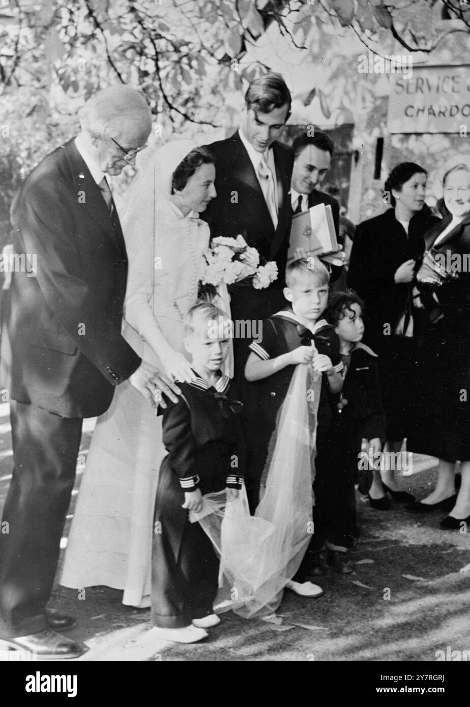 17.11.53 Jacques Piccard, der kürzlich seinen Vater, Professor Auguste Piccard, bei einer Weltrekordabfahrt ins Mittelmeer bei Capri begleitet hat, stürzte sich letzten Samstag in die Eheschließung, als er Marie Claude Maillard in Vevey, Schweiz, heiratete. INP Foto zeigt Professor Auguste Piccard (links) mit Jacques und Marie Piccard nach ihrer Hochzeit. 330/PJ/72620 International News Photos. Stockfoto