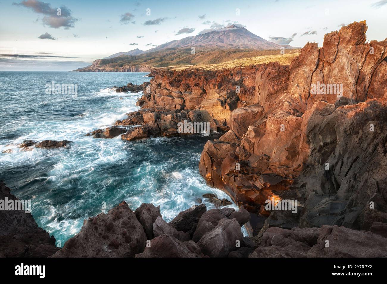 Vulkanisches Plateau von Yankito bei Sonnenuntergang. Iturup Island. Südkuriles Stockfoto