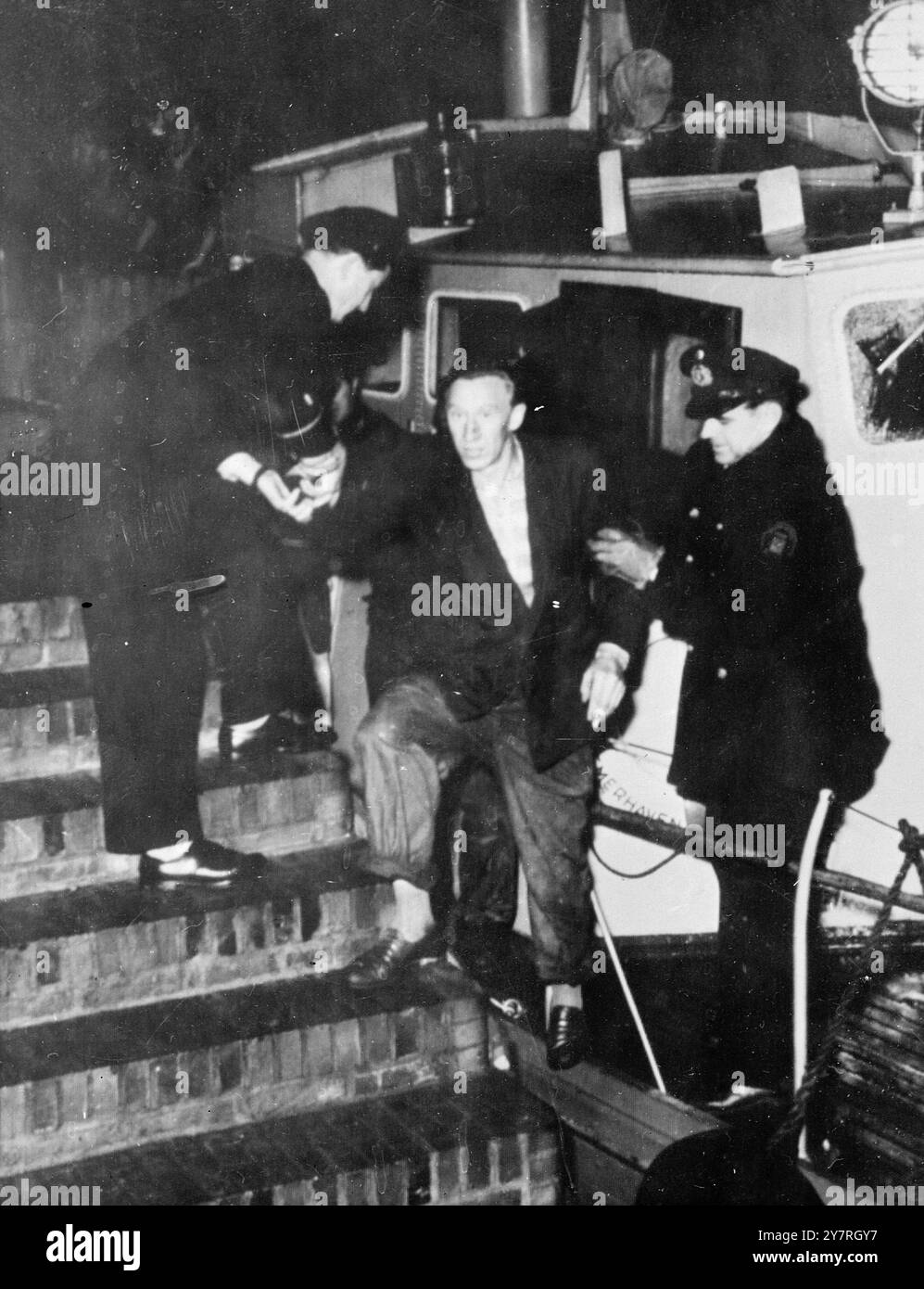 Sieben sterben bei einer Kollision auf See. Am 11.11.53, kamen sieben Besatzungsmitglieder des schwedischen Schiffes Bjoerkoe bei einer Kollision mit dem amerikanischen Truppenschiff Seawind in der Nähe von Cuxhaven am späten Freitagabend ums Leben. Das schwedische Schiff sank. Das INP-Foto zeigt Überlebende, die in Bremerhaven an Land genommen werden. Fotos Von Internationalen Nachrichten. Stockfoto