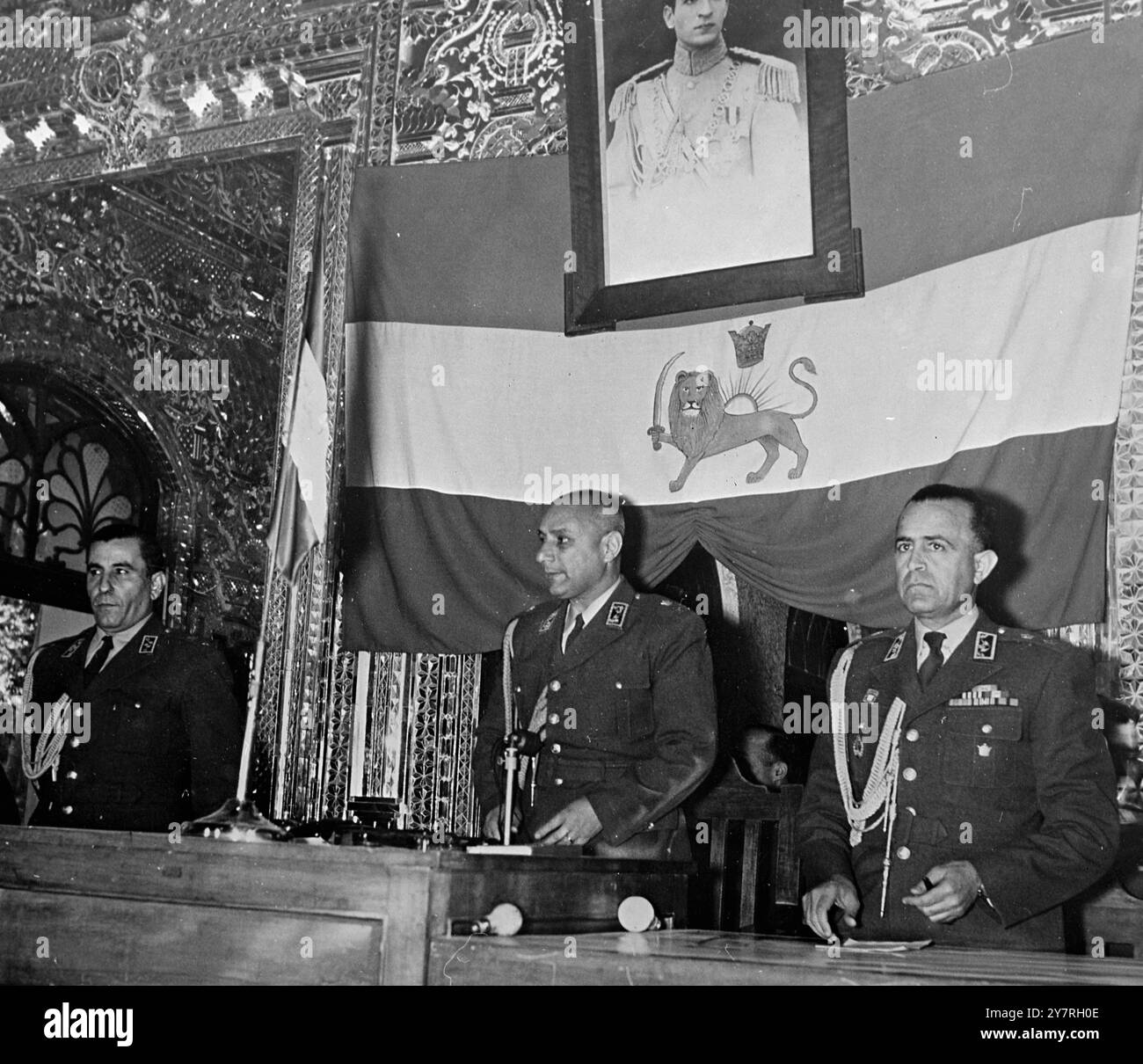 Mossadeq beurteilt 10.11.53 der öffentliche Prozess gegen Ex-Premier Mossadeq wurde diese Woche in Teheran eröffnet. Er wird des Ungehorsams gegenüber dem Schah beschuldigt und versucht, das Regime zu stürzen. Dr. Mossadeq nahm an seinem Prozess Teil, der in der Halle der tausend Spiegel des Saltanatabad Palace gehalten wurde, in einem grauen Morgenmantel über grauem WollPyjama. Berichten zufolge wurde bereits in einem geheimen Prozess im September letzten Jahres ein Todesurteil von einem niedrigeren Gericht verhängt. Das I.N.P. Foto zeigt die Militärrichter bei Mossadeq's Prozess. 3/PJ/72480 Internationale Nachrichten Fotos. Stockfoto