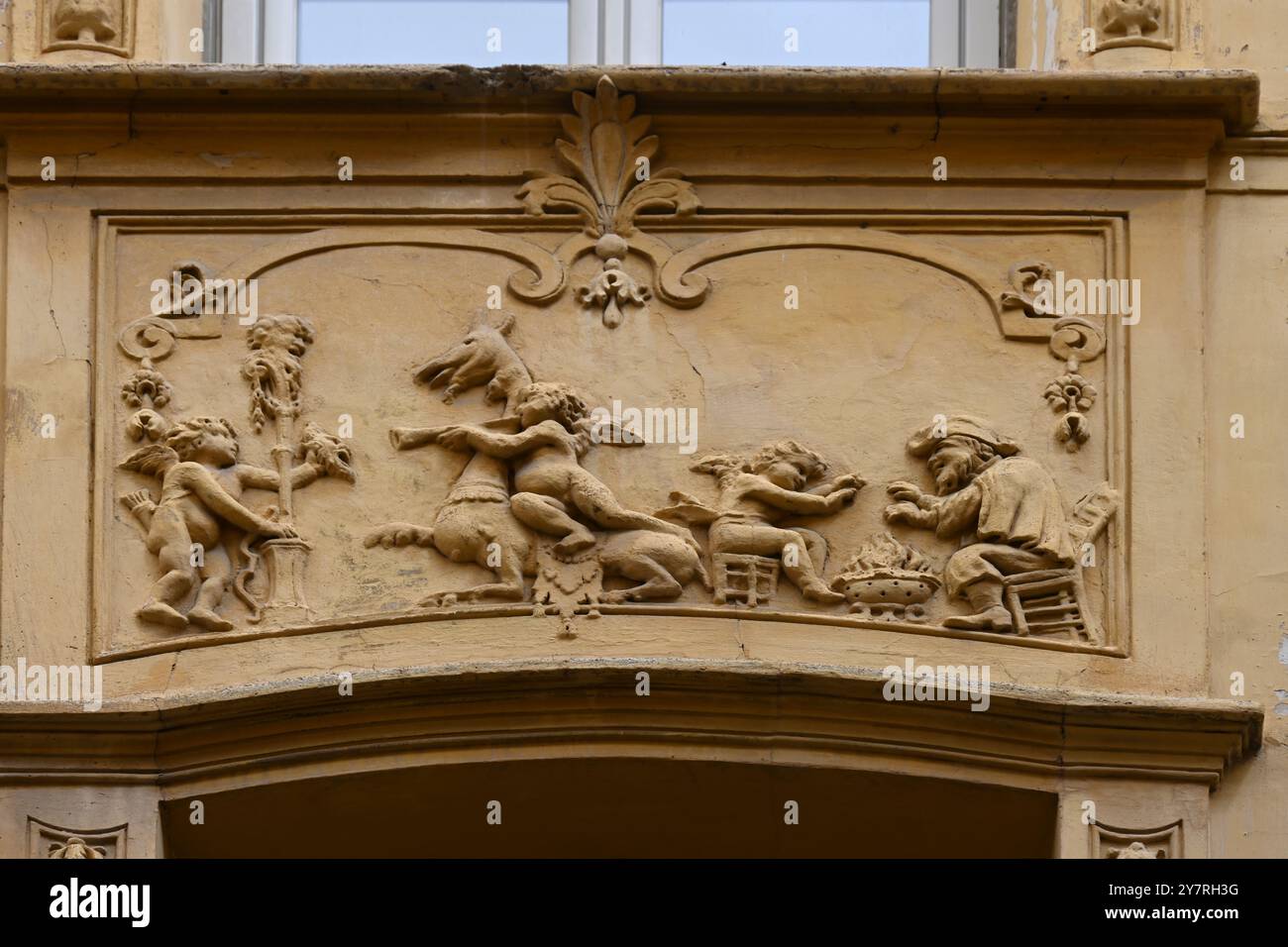 Dekorative Gipskulpturen, Rokoko-Zigeuner oder Gipsskulpturen an der Fassade des Rimbaud-Hauses aus dem 18. Jahrhundert von Jean-Philippe Rimbaud, Aix-en-Provence Franc Stockfoto