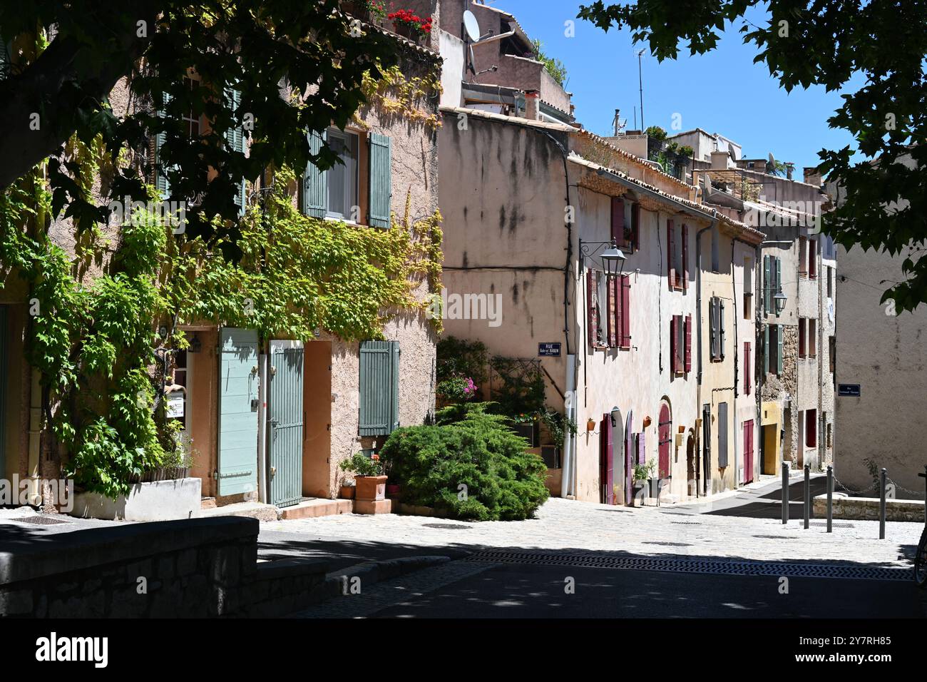 Main Village Street Vauvenargues in der Nähe von Aix-en-Provence Frankreich Stockfoto