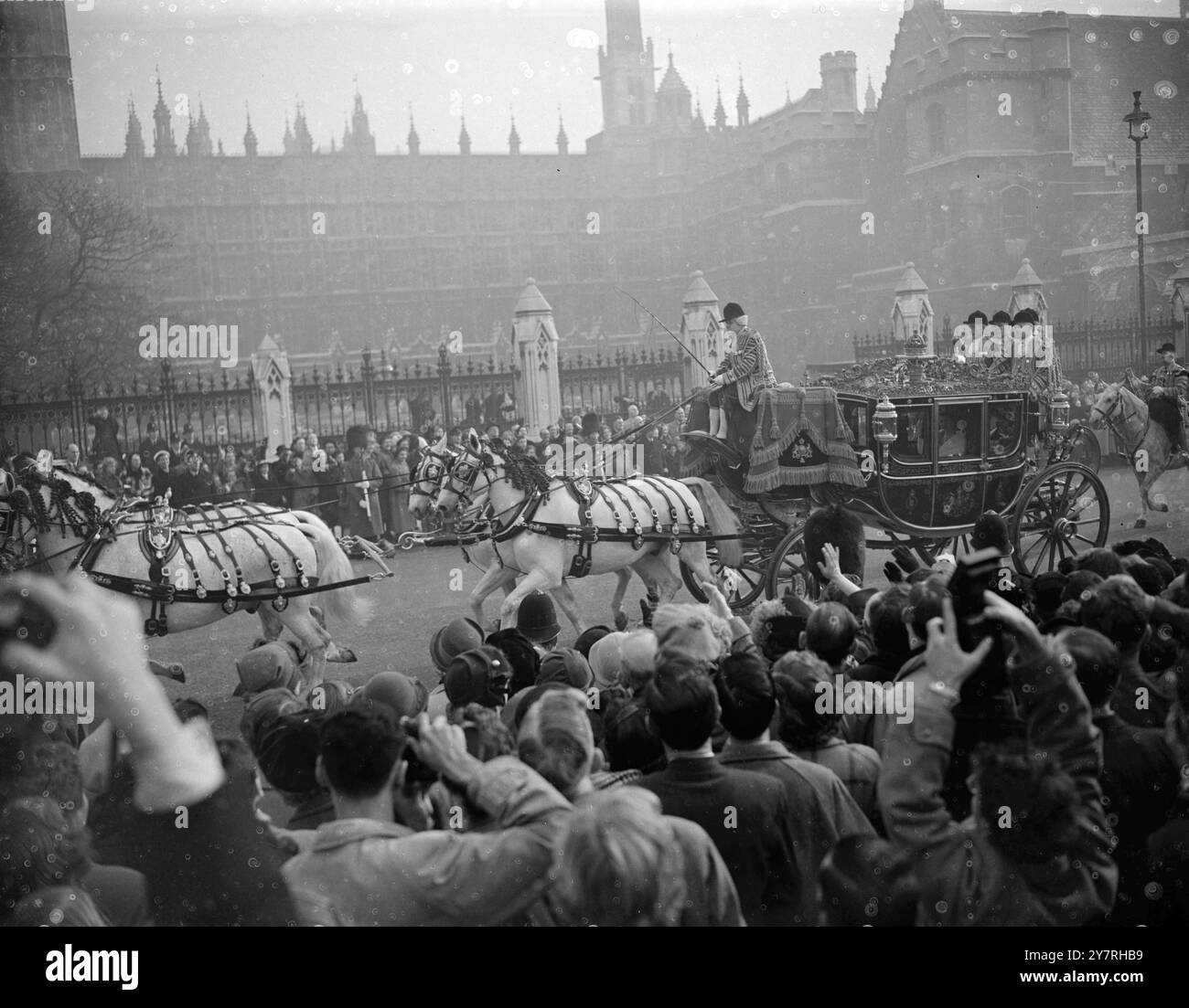 Queen fährt, um das Parlament zu eröffnen. Am 3. November 1953 fuhr Ihre Majestät die Königin heute Morgen vom Buckingham Palace nach Westminster, um die neue Parlamentssitzung zu eröffnen. Sie wurde vom Duke of Edinburgh begleitet. BIPPA-Foto zeigt die Königin, die im irischen Staatsbus auf dem Rückweg zum Buckingham Palace durch den Parliament Square fährt. Bild von S. Heydinger. BIPPA-Bild von INP. Stockfoto