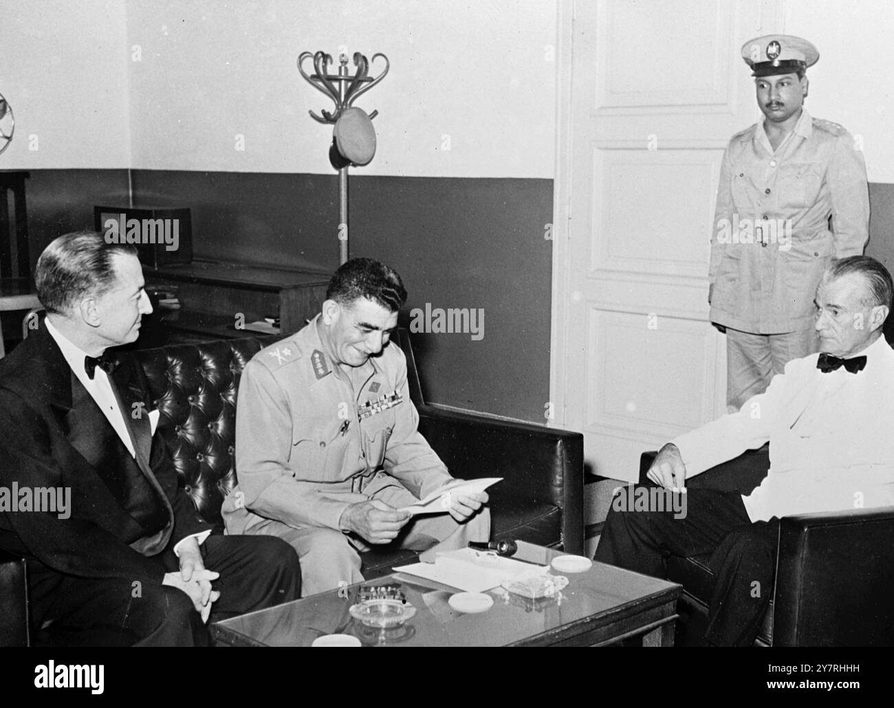 Eisenhowers Gesandter trifft auf Neguib 27.10.53. Präsident Eisenhowers Sondergesandter für die arabischen Länder, Herr Eric Johnston, wurde am vergangenen Sonntagabend vom ägyptischen Präsidenten Neguib beim Kommando des Revolutionsrates empfangen. Ebenfalls anwesend war der US-Botschafter in Ägypten, Mr. Jefferson Caffery. Sie erörterten wirtschaftliche Fragen. Mr. Johnstons Hauptaufgabe ist es, ein Projekt in die arabischen Länder zu bringen, das die Nutzung des Yarmuk River für Wasserkraft betrifft. I.N.P. Fotoshows auf dem Treffen, von links nach rechts: Mr. Eric Johnston, General Mohamed Neguib und Mr. Jefferson Caffery. 453/PJ/72182 Internatio Stockfoto Eisenhowers Gesandter trifft auf Neguib 27.10.53. Präsident Eisenhowers Sondergesandter für die arabischen Länder, Herr Eric Johnston, wurde am vergangenen Sonntagabend vom ägyptischen Präsidenten Neguib beim Kommando des Revolutionsrates empfangen. Ebenfalls anwesend war der US-Botschafter in Ägypten, Mr. Jefferson Caffery. Sie erörterten wirtschaftliche Fragen. Mr. Johnstons Hauptaufgabe ist es, ein Projekt in die arabischen Länder zu bringen, das die Nutzung des Yarmuk River für Wasserkraft betrifft. I.N.P. Fotoshows auf dem Treffen, von links nach rechts: Mr. Eric Johnston, General Mohamed Neguib und Mr. Jefferson Caffery. 453/PJ/72182 Internatio Stockfoto