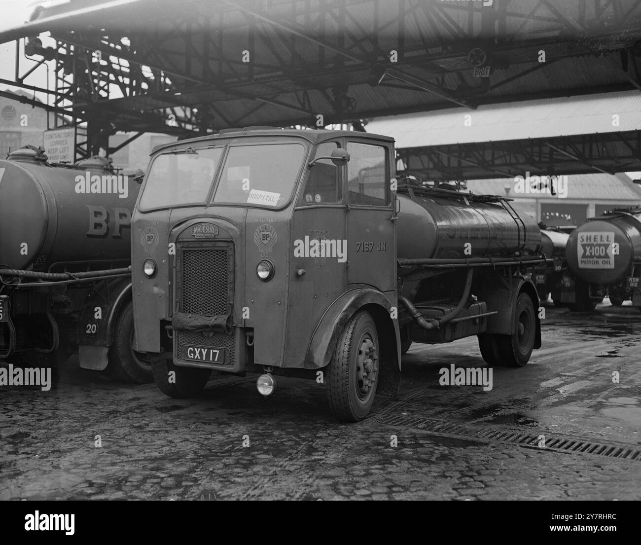 Benzin – nur für Krankenhäuser. 23.10.53. Während der inoffizielle Streik der Londoner Tankfahrer anhält, ist es für Privatfahrer in der Stadt unmöglich, Vorräte zu beschaffen. Im Shell-Mex-Fulham-Depot lieferten die Fahrer nur Nachschub an Krankenhäuser. Das INP-Foto zeigt einen Tankwagen mit einer Karte mit der Aufschrift „Krankenhäuser“, die sich auf das Verlassen des Depots vorbereitet. Bild von Peter Price. 544/com/PJ/72105. Fotos Von Internationalen Nachrichten. Stockfoto