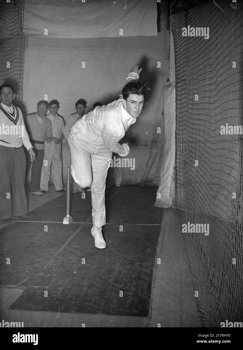 SUPER! Es ist eine düstere Perspektive für Schlagmänner, wenn sie von dem 17-jährigen Jack Fraser, alle 1,5m von ihm, einem vielversprechenden schnellen Bowler aus Edmonton, Middlesex, verwechselt werden, wie er einen sizzler in der Chiswick, London, Indoor Cricket School hinabschickt. Fraser, von dem erwartet wird, dass er irgendwann im Cricket der Spitzenklasse etwas bewirken wird, hat einen unerwünschten Kurs an der Schule unter der fachkundigen Aufsicht von Harry Lee, Middlesex und England sowie Eric Canning, Middlesex, begonnen. 9. Januar 1951 Stockfoto