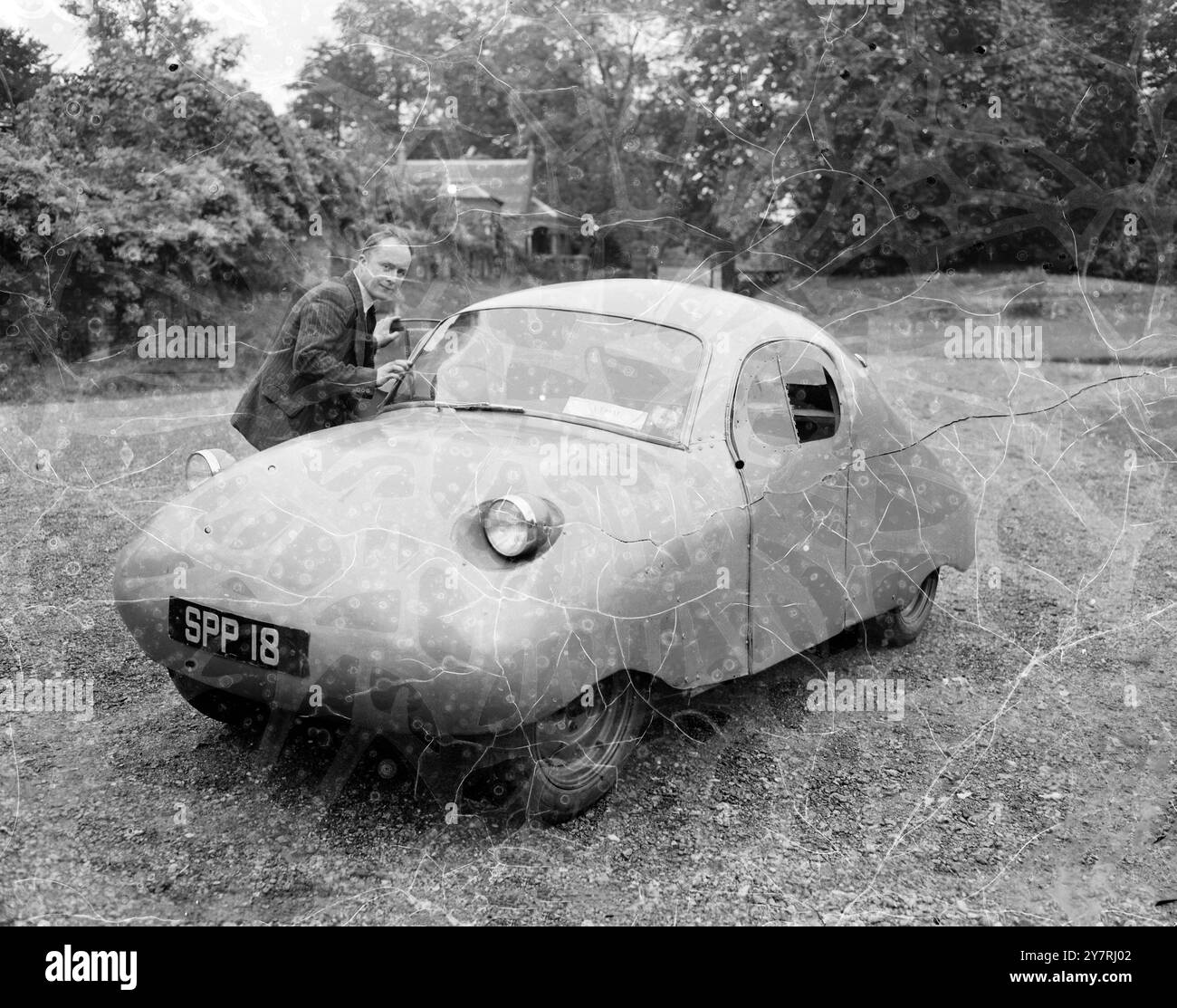 EINFÜHRUNG DES „ATOM“ Chalfont St Peter, Buckinghamshire, England, Großbritannien: Der Teiledesigner Ken Lowe stürmt sich in das neue „Auto für die Massen“, das von Air Vice Marshal Don Bennett unter dem Namen „Atom“ produziert wurde. Die stromlinienförmige Limousine ist in drei Motorgrößen erhältlich: 250 ccm Deckenventil, Viertakt bei 369 Pfund inkl. Kaufsteuer, 350 ccm und 650 ccm. Letzteres mit einer Höchstgeschwindigkeit von 75 km/h kostet 448 Pfund. Der Atom ist ein Dreisitzer mit vier Rädern und Kunststoffgehäuse und Motor am Heck. 22. Oktober 1954 Stockfoto