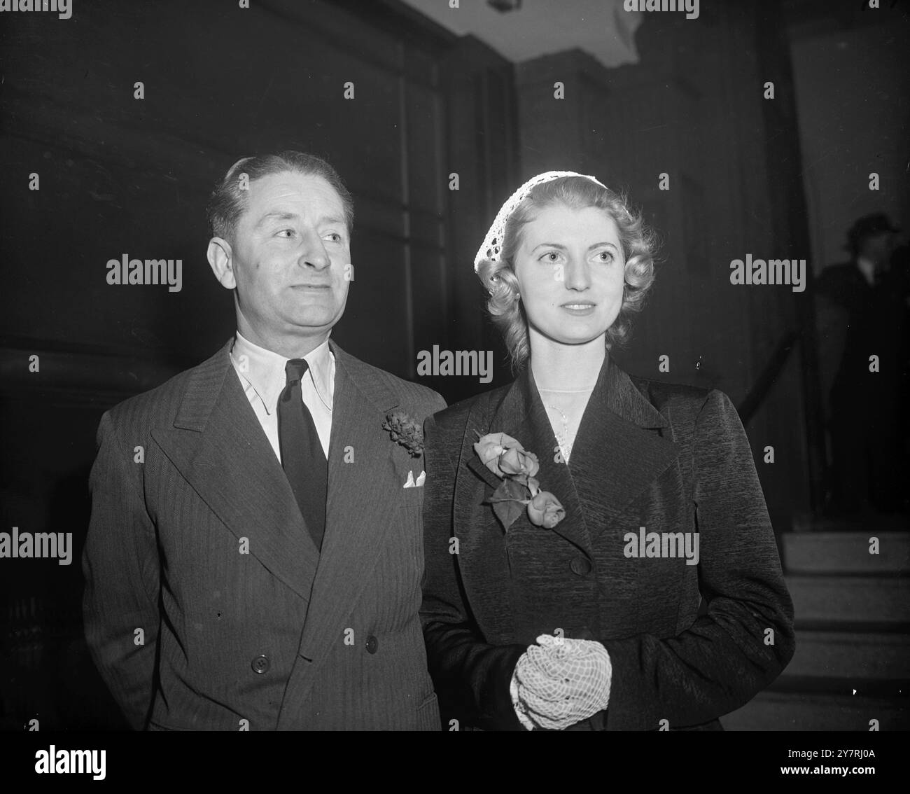 Captain Edward Mole, Vorsitzender und führender Designexperte der britischen Ultra Light Aircraft Association, war heute (Dienstag) mit Miss Joan Bowen, einer 21-jährigen Sekretärin der Vereinigung, in Caxton Hall, London, verheiratet. Obwohl beide fliegenden Enthusiasten Briatin mit dem Boot verlassen, um eine Flitterwochen-Kreuzfahrt zu Unternehmen, die in Nassau endet; denn Group Captain Mole wurde soeben zum Direktor der Zivilluftfahrt der Bahamas ernannt. Das Bild zeigt: Die Braut, die einen eng anliegenden Hut und ein paar Blumen trägt, mit dem Bräutigam nach der Hochzeit in Caxton Hall, Stockfoto