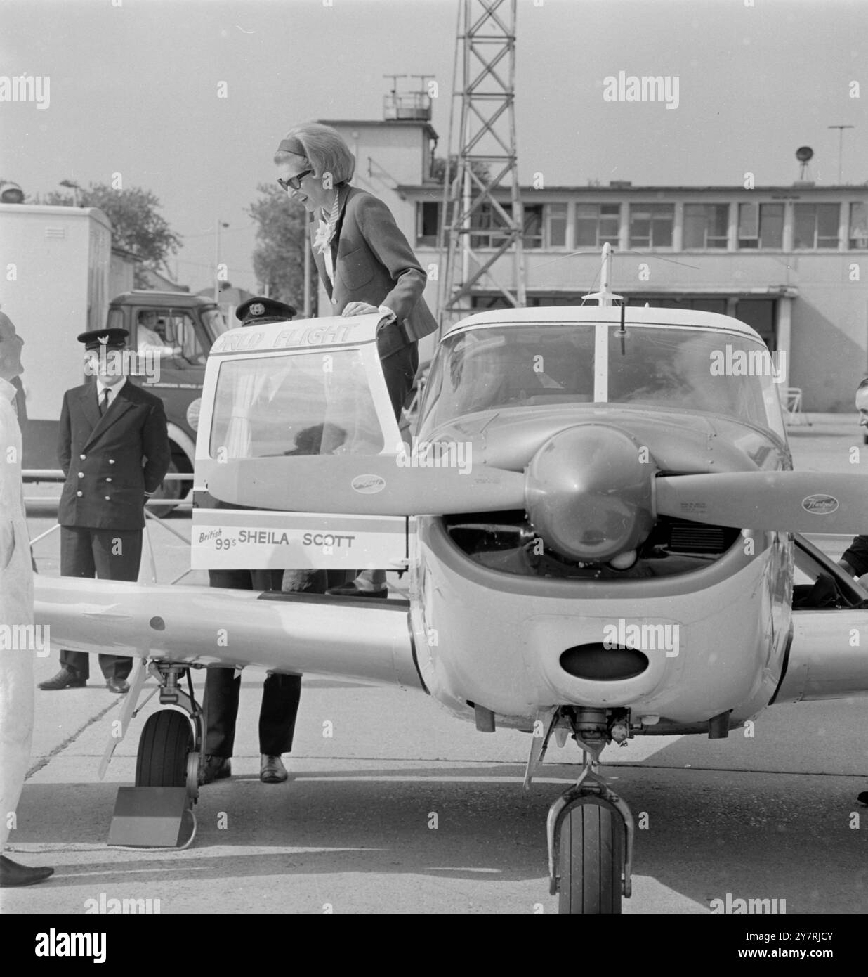 AIRBORNE AT LASTLONDON: Kurz vor dem Start eines Fluges, der in den 1930er Jahren aus der Mode kam, ist Sheila Scott, eine 38-jährige Britin, die ihr winziges, einmotoriges Piper Comanche-Flugzeug alleine um die Welt bringen will. Sie startete auf dem ersten Teil ihrer Reise nach Rom nach London, nachdem sie zwei Verzögerungen wegen technischer Probleme hatte. Mai 1966 Stockfoto