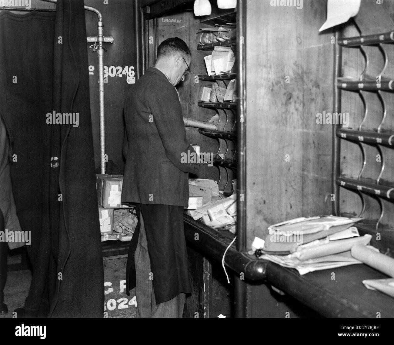 POSTSPEZIAL - REISEPOST OFFICESORT mit dem Nachtpostzug von Euston Station, London auf dem Weg nach Schottland. 1946 Stockfoto