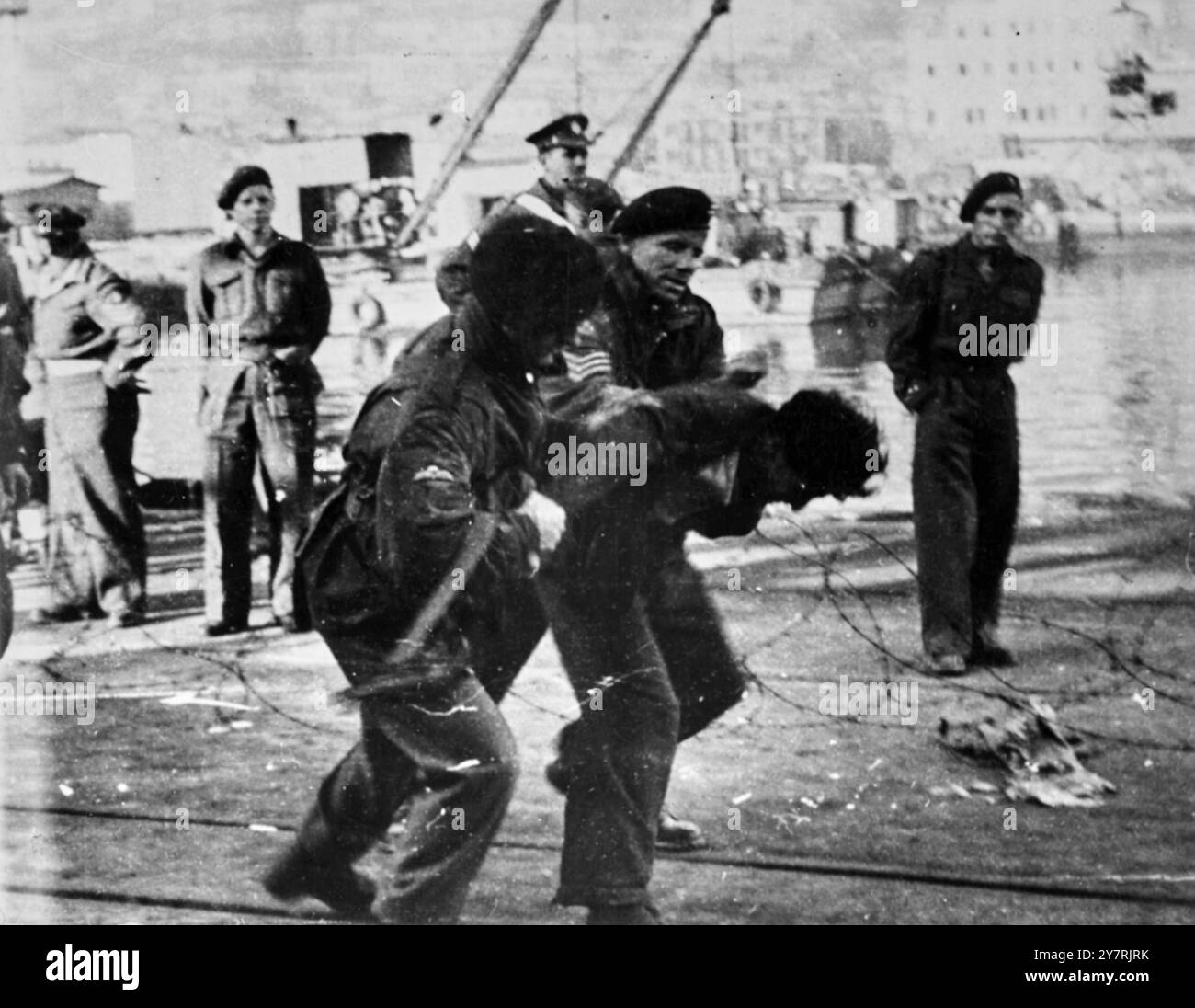 Illegaler jüdischer Einwanderer/Flüchtling von britischen Soldaten verhaftet (möglicherweise Haifa 1947) Stockfoto