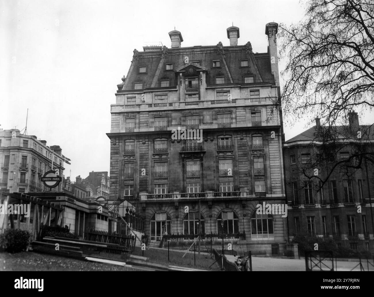 EIN PAAR WURDE TOT IM LONDONER RITZ HOTELLondon England Großbritannien GEFUNDEN: Das Ritz Hotel, in dem Könige und Königinnen und viele andere königliche Persönlichkeiten und Prominente während eines Besuchs in London übernachteten. In einem der Hotelzimmer wurden am Montag die Leichen von Baron Pierre Delaitre und Miss Eileen Hill gefunden. Die Frau lag mit Halsverletzungen auf dem Bett. Der Körper des Mannes hing an einem Seil, das über einen Kleiderschrank führte und am Bett fixiert war. Detectives untersuchen den Fall. 11. März 1953 Stockfoto