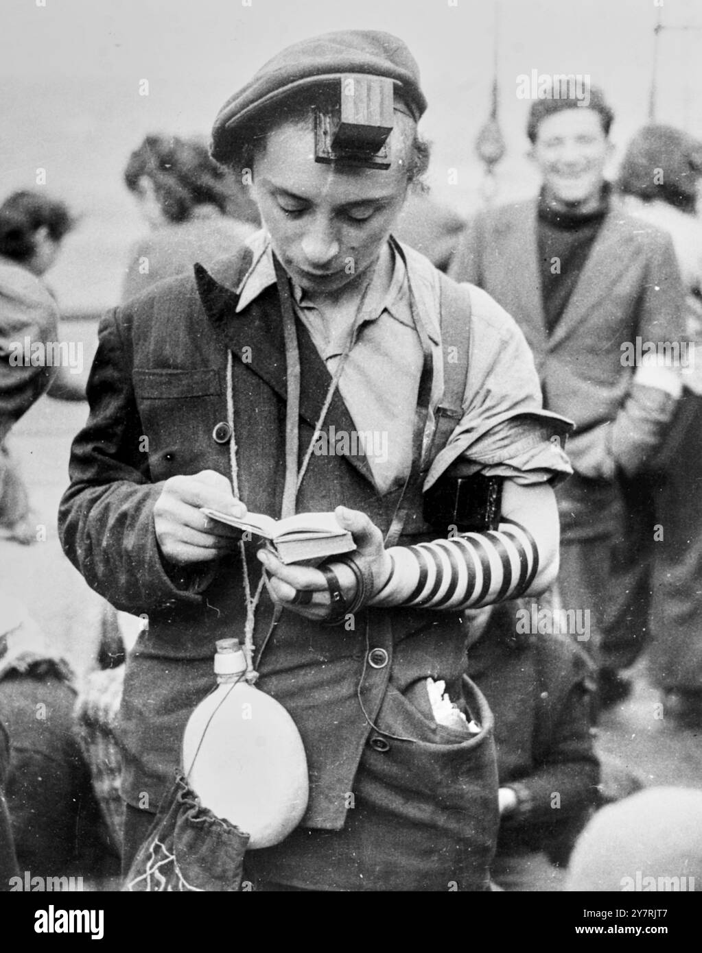 Illegaler jüdischer Einwanderer, der Phylakterie an Bord von Theodore Herzl trägt, auf dem Weg nach Palästina - 1947 Stockfoto