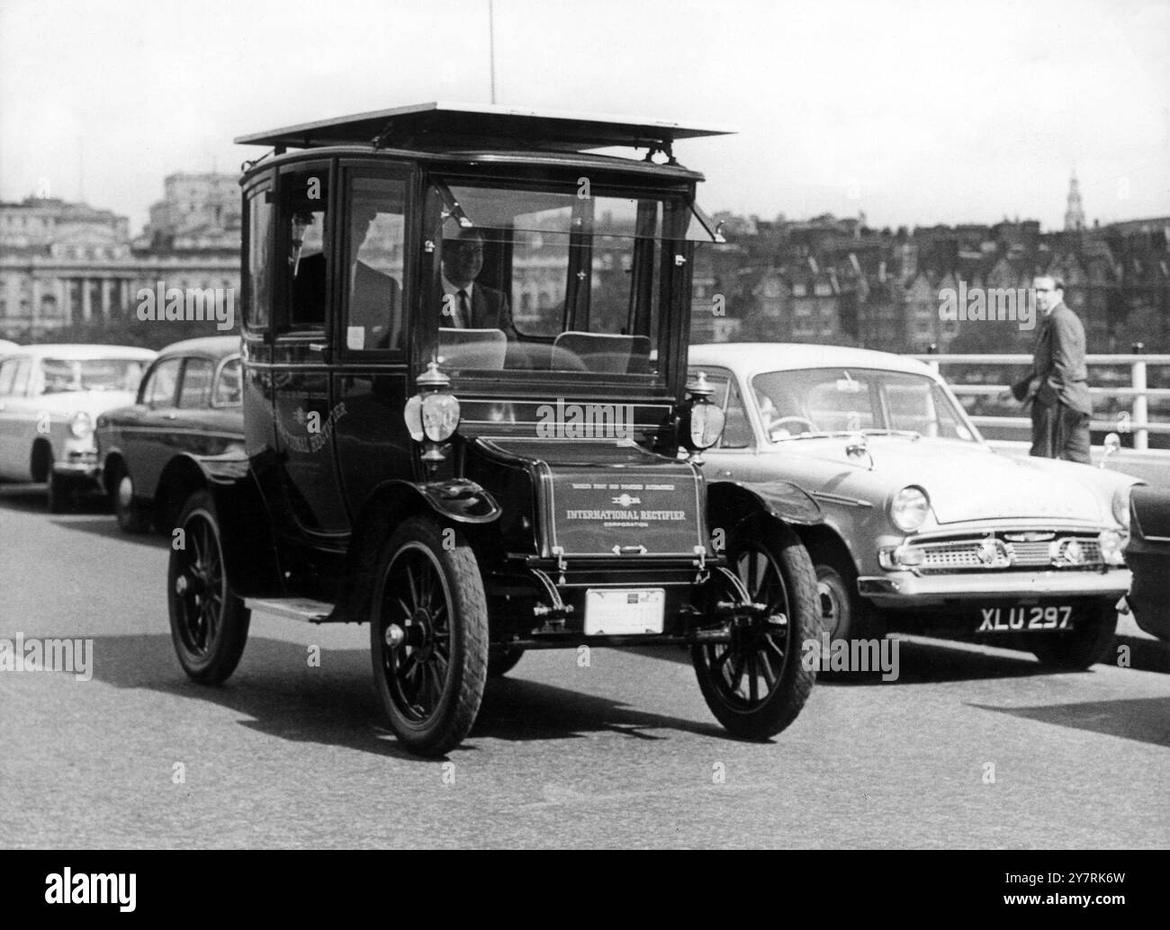 Sonnenangetriebenes Auto demonstrierte die Crossing Waterloo Bridge im Verkehr, das Auto - das weltweit erste Solarauto - wurde heute hier im Rahmen einer Ausstellung in der Royal Festival Hall vorgeführt. Dieser 1912 Barker Brougham Electric ist für den Betrieb mit Sonnenenergie ausgelegt. Um dies zu erreichen, montierte die International Rectifier Corporation of El Segundo California ein (abnehmbares) 26 Quadratmeter großes Solarpanel mit mehr als 10000 Silizium-Solarzellen auf dem Dach des Autos. Das Panel verwendete die gleiche Art von Solarzellen wie für die Stromversorgung von Sendeanlagen in Weltraumsatelliten. London, Großbritannien. Stockfoto