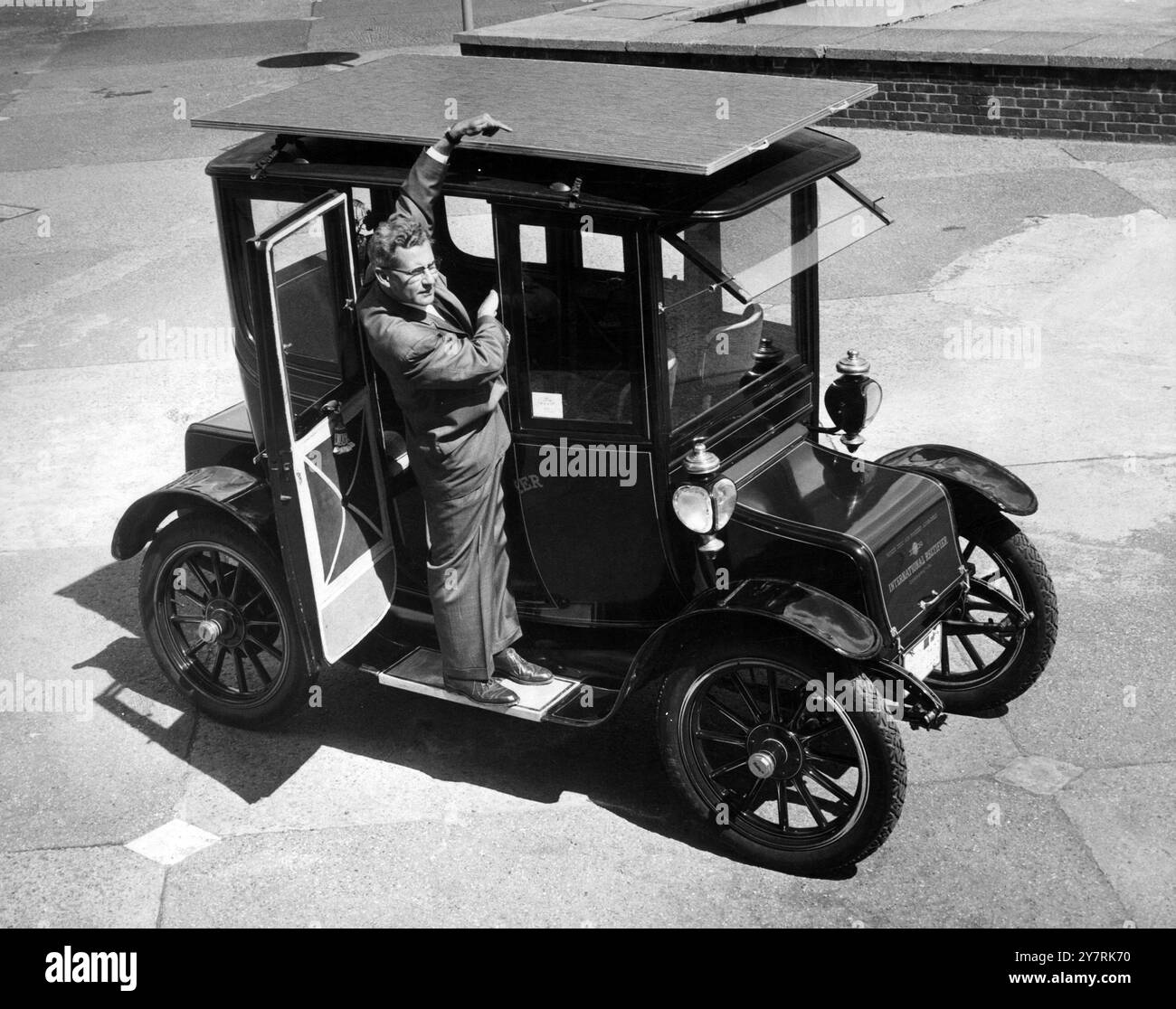 Ein sonnenangetriebenes Auto zeigte Dr. Charles A Escoffery auf ein Panel aus Silizium-Solarzellen auf dem Dach eines 1912er-Rennwagens, das Energie von der Sonne in eine Antriebskraft für das Auto umwandelt. Das Auto - das weltweit erste Solarauto - wurde heute im Rahmen einer Ausstellung in der Royal Festival Hall vorgestellt. Dieser 1912 Barker Brougham Electric ist für den Betrieb mit Sonnenenergie ausgelegt. Um dies zu erreichen, montierte die International Rectifier Corporation of El Segundo California ein (abnehmbares) 26 Quadratmeter großes Solarpanel mit mehr als 10000 Silizium-Solarzellen auf dem Ro Stockfoto