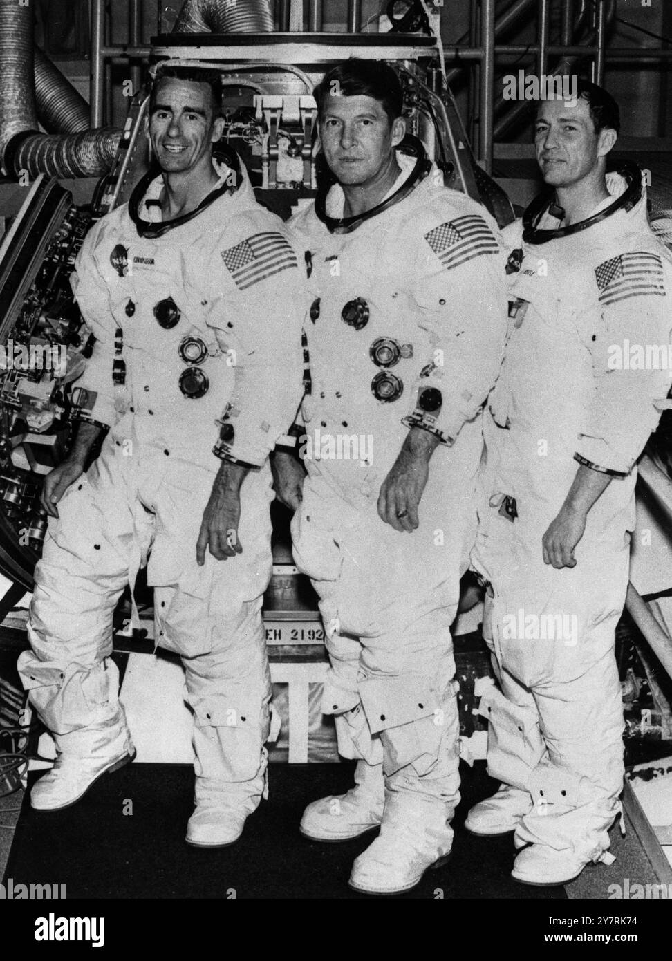 DIE ERSTE BEMANNTE APOLLO-MISSION CREWCape Kennedy Florida, USA: Die erste Besatzung für die erste BEMANNTE Apollo-Mission, die von der National Aeronautics and Space Administration zugewiesen wurde. Sie sind von links nach rechts: Die Astronauten Walter Cunningham, Pilot des Mondmoduls, Walter M Schirra, Junior Commander und Donn F Eisele, Pilot des Kommandomoduls. Der Saturn 1B wird vom Komplex 34 in Cape Kennedy, Florida, gestartet. August 1968 Stockfoto