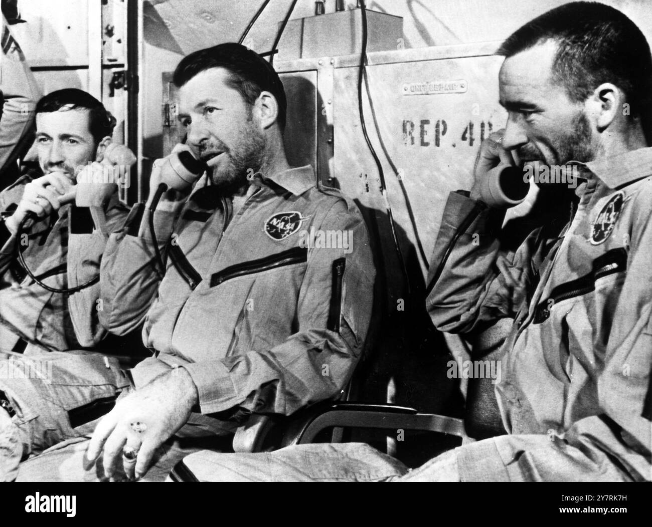 ASTRONAUTEN UNTERHALTEN SICH MIT JOHNSONCape Kennedy, Florida, USA: Apollo 7 Astronauten in frischen Fluganzügen, sprechen mit Präsident Johnson, während sie sich an Bord der USS Essex hier am 22. Oktober 1968 entspannen. Sie sind von links nach rechts: Donn F Eisele, Walter M Schirra Jr und Walter Cunningham. 24. Oktober 1968 Stockfoto