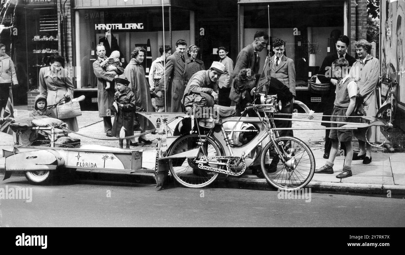 Den ganzen Weg aus Kanada und fotografiert von John Topham. Dieses ungewöhnliche Fahrrad wiegt 4 kg und ist 15 Fuß lang. Er stammt aus Kanada und ist im Besitz und Reiten von Bobby McArthur aus Port Arthur, Ontario. Er sagt, er geht um die Welt für eine Wette von 20.000 Dollar. Er sagt, er sei ein Dutzend Mal wegen Erschöpfung im Krankenhaus gewesen (er trägt all sein Gepäck, Bett und Ersatzteile) und ist jetzt auf dem Weg nach Penzance. Er erregte Aufmerksamkeit in Sidcup, Kent am 15. Juni 1954 Stockfoto