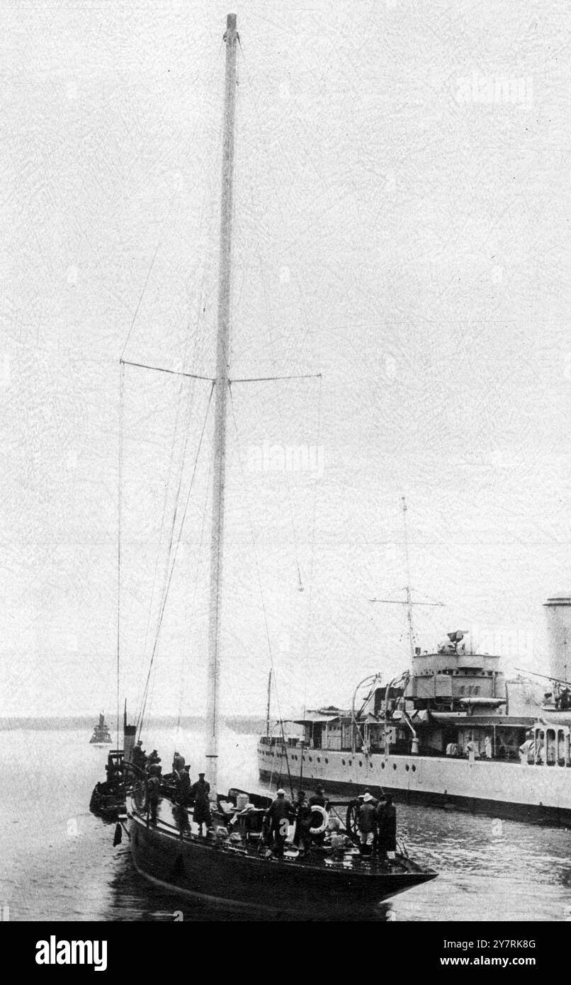 Das Endeavour wurde für die transatlantische Reise umgerüstet. Die Herausfordererin des America's Cup wurde von der Werft Portsmouth abgeschleppt, wo ihr Rennmast durch einen Cruising Speer ersetzt wurde.21. Juli 1934 Stockfoto
