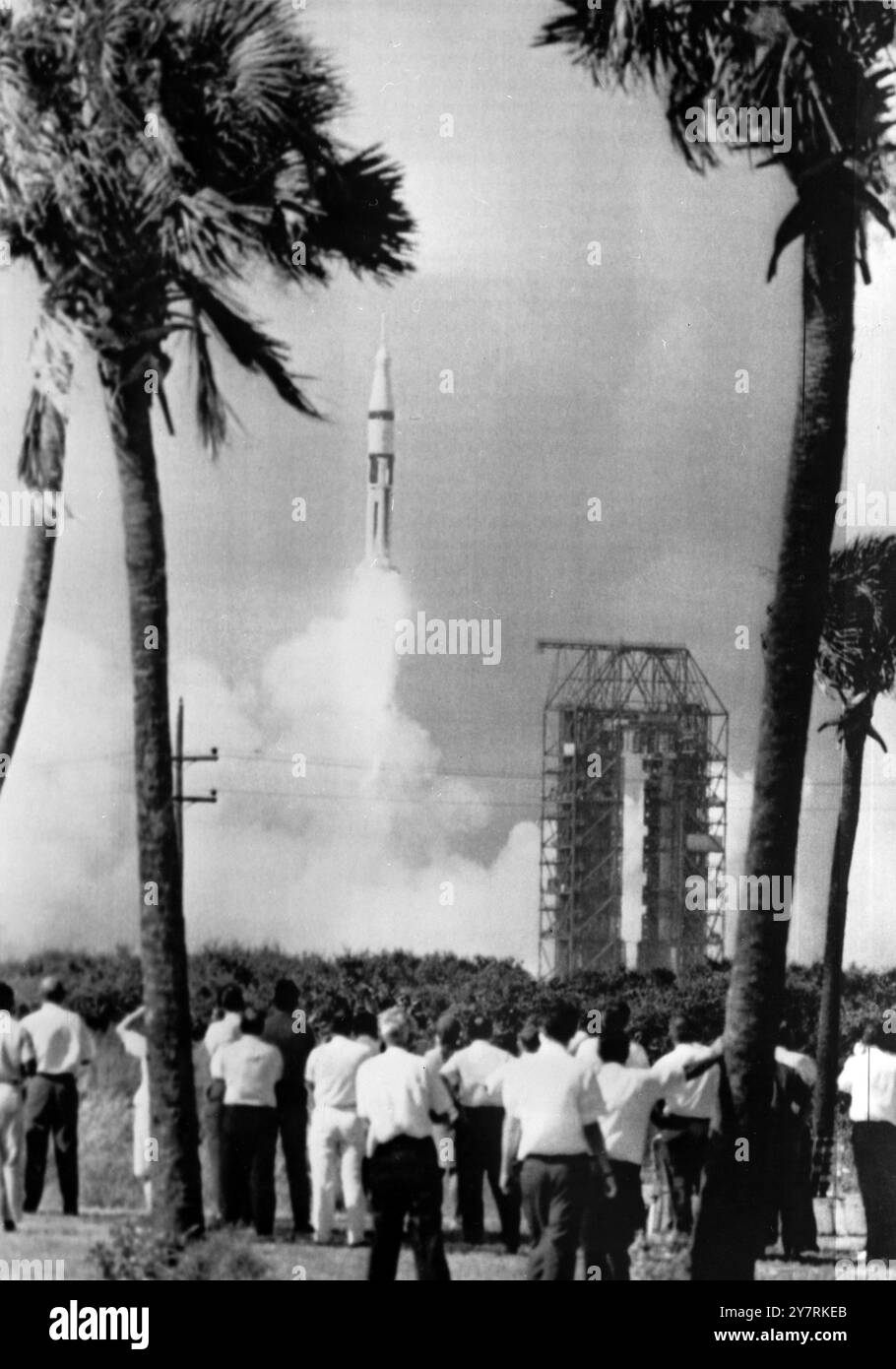 ROARING AWAYCape Kennedy, Florida, USA: Raumfahrtarbeiter beobachten, wie Apollo 7 mit drei Astronauten heute Nachmittag von seinem Startplatz in Cape Kennedy wegbrüllt. Apollo 7 soll die Erde 163 Mal in 11 Tagen umkreisen und 4 500 000 Meilen zurücklegen. 11. Oktober 1968 Stockfoto