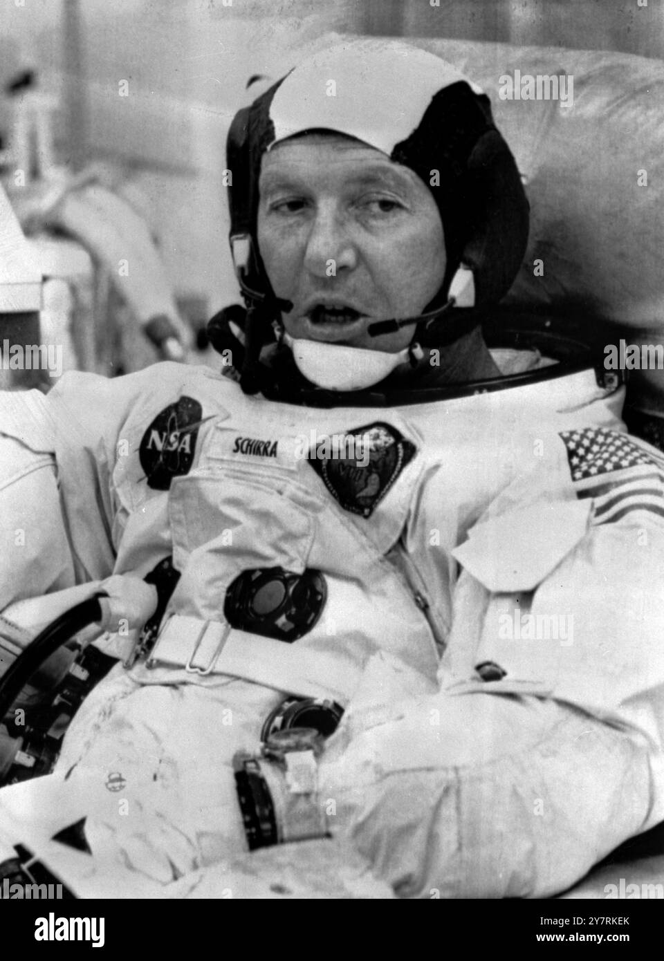 KOMMANDO PILOTCape Kennedy, Florida, USA: Kommandant-Pilot der Apollo 7 MoChampionship Walter Schirra, 45, entspannt sich, nachdem er in seinem Raumanzug geholfen wurde, um den Start von Apollo 7 am Cape Kennedy heute vorzubereiten. Apollo 7 mit drei Astronauten wird die Erde 163 Mal in 11 Tagen umkreisen und 500 000 Meilen zurücklegen. 11. Oktober 1968 Stockfoto