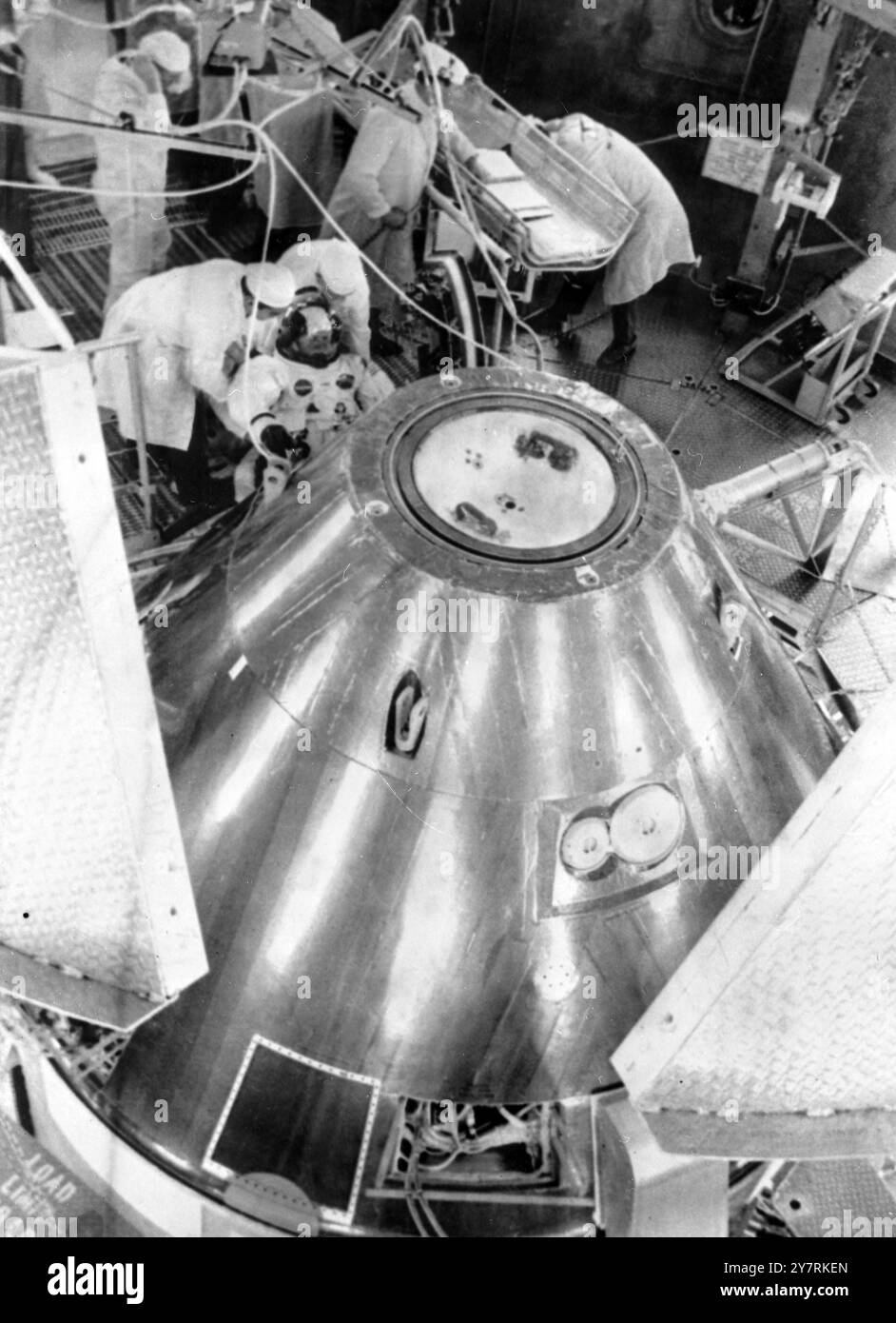 RAUMFAHRER GEHT IN APOLLO 7Cape Kennedy, Florida, USA: Der Astronaut Walter M Schirra Jr wird kürzlich in die Apollo Seven RAUMSONDE in der Höhenkammer des bemannten Raumschiffs Operations eingesetzt. Amerikas erste bemannte Weltraummission in 23 Monaten wird morgen Schirra, Donn Eisele und Walter Cunningham auf eine 11-tägige 4-Millionen-Meilen-Weltraumreise mitnehmen. 10. Oktober 1968 Stockfoto