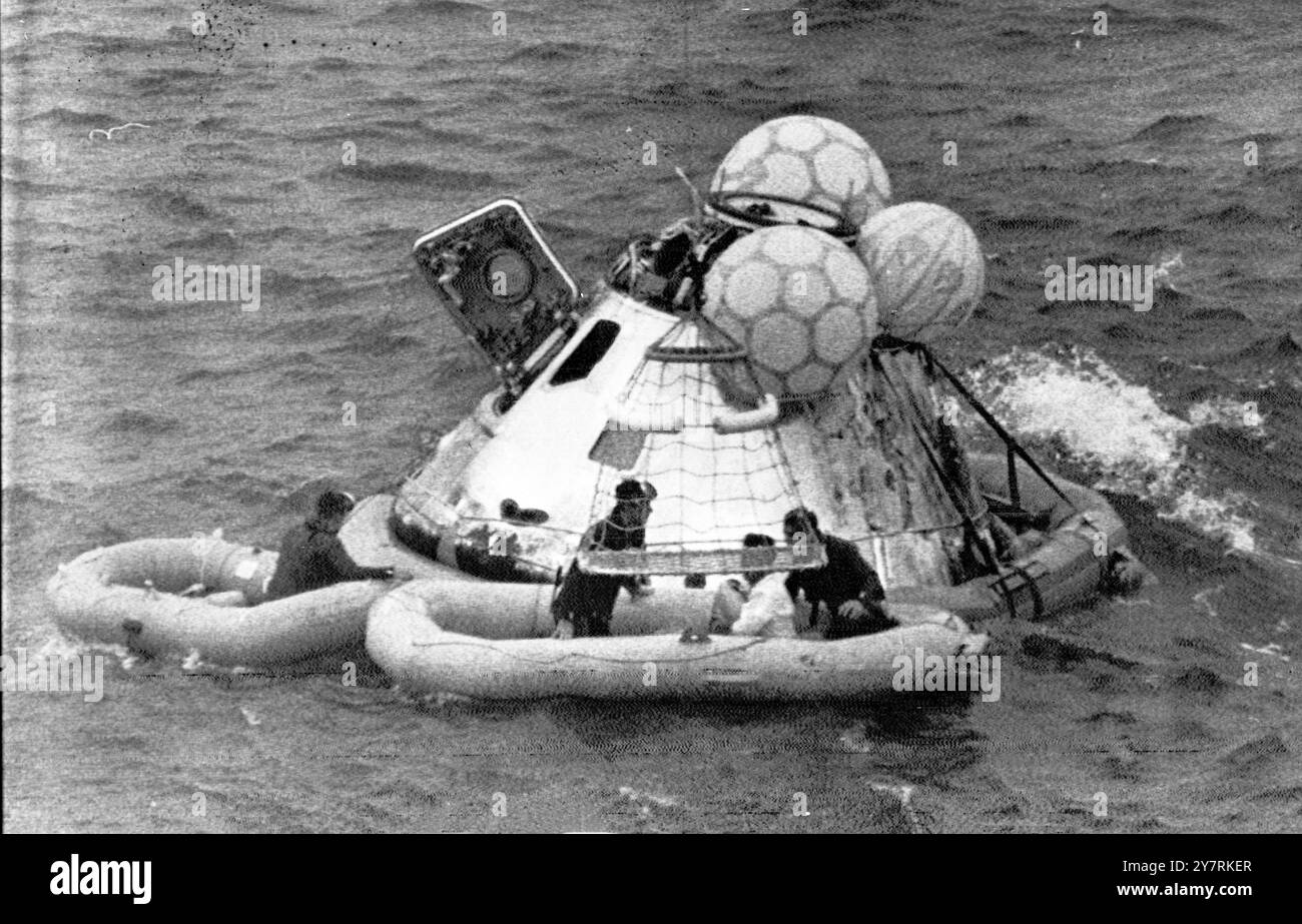 ASTRONAUTEN AUF SAFELYUSS Essex im Atlantik : die Apollo Seven Kapsel nach ihrer 11-tägigen Weltraummission im Atlantik. Einer der Astronauten ist in einem Rettungsboot, das sie zur USS Essex bringen soll. 22. Oktober 1968 Stockfoto