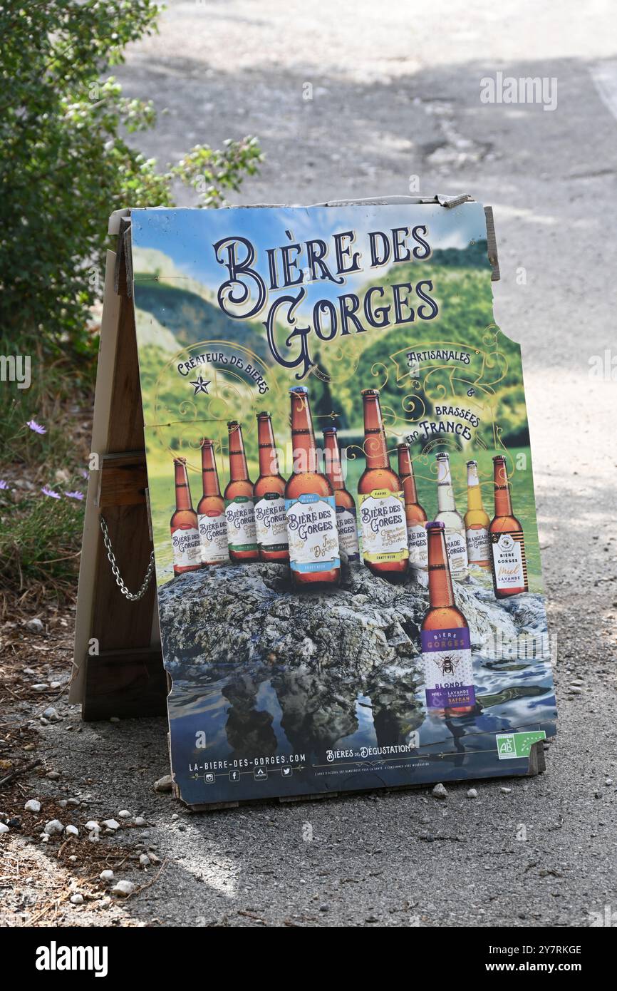 Sandwich Board- oder A-Board-Werbung oder Werbung für lokal gebrautes Real Ale „Bière des Gorges“ in Gorges du Verdon oder Verdon Gorge Provence Frankreich Stockfoto
