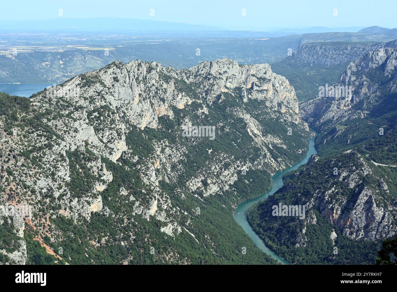 Panoramablick oder Panoramablick auf die Schluchten des Verdon oder das Naturschutzgebiet Verdon Gorge oder den Regionalpark mit dem Fluss Verdon und der Provence Col d'Illoire Frankreich Stockfoto