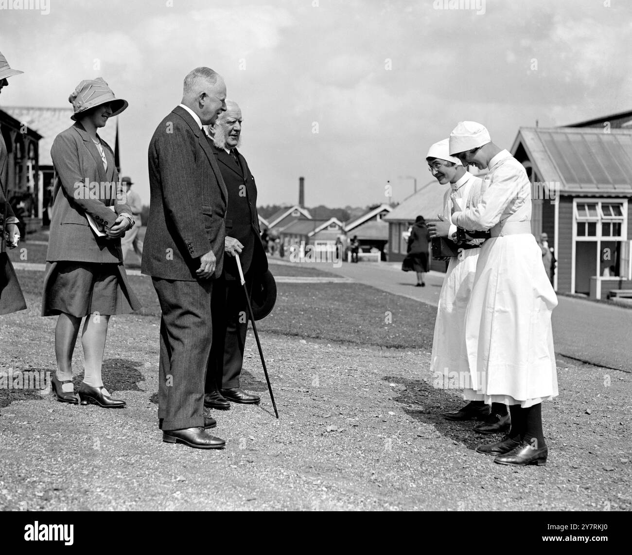 Gründertag im Alton Hospital für kranke Kinder. Die Schwestern 'Snap' Sir Edward Clarke, Sir Rowland Blades und Miss Blades.1927 Stockfoto