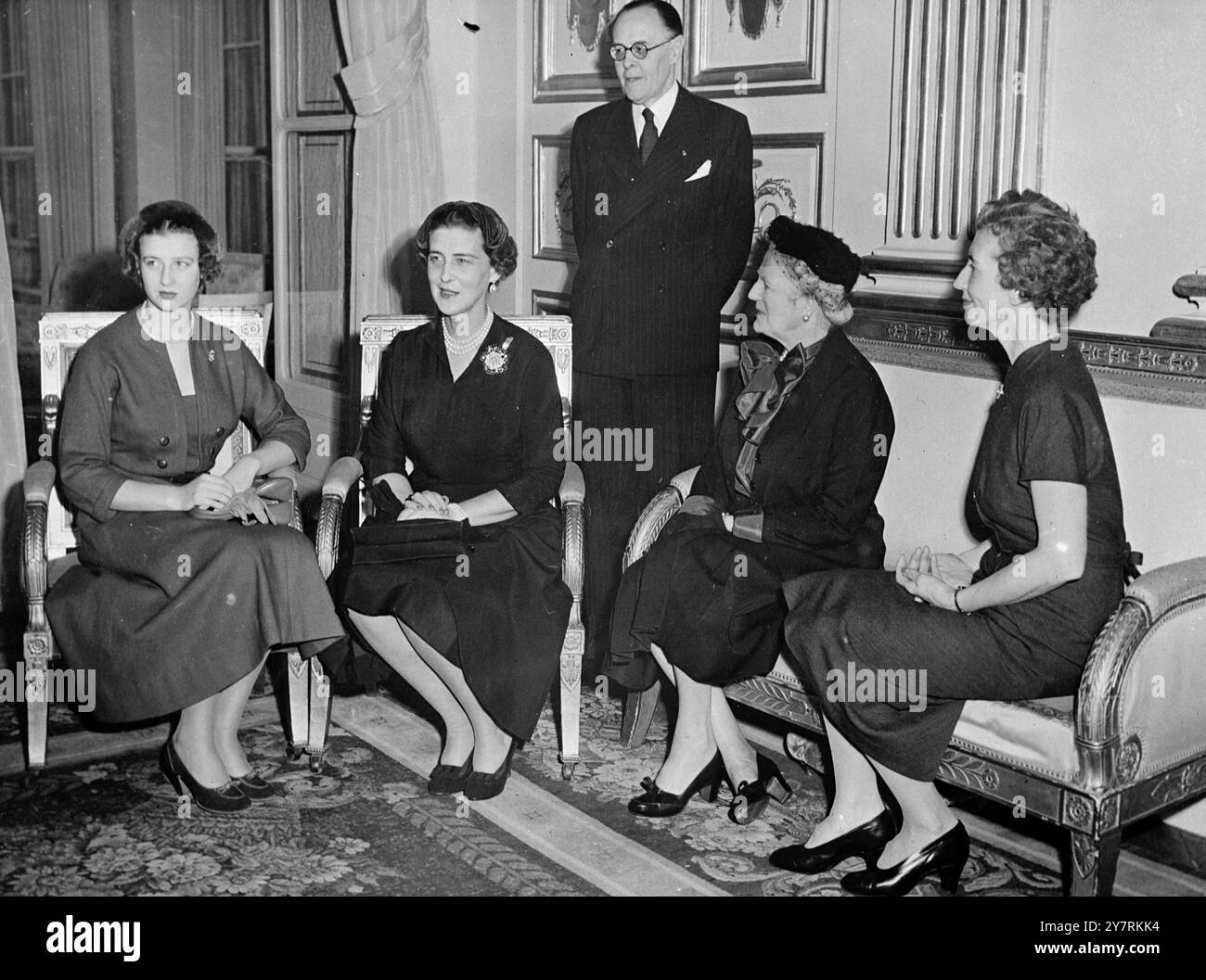 PRINZESSIN ALEXANDRA UND HERZOGIN VON KENT HALTEN EINE PARISER PRESSEKONFERENZ AB. 20.10.53 Prinzessin Alexandra von Kent, die gerade mit ihrer Mutter, der Herzogin von Kent, in Paris angekommen ist, plant, dort Musik und Französisch zu studieren. Gestern hielten sie eine Pressekonferenz in der britischen Botschaft ab, an der Sir Oliver Hartly, Lady Harvy und Lady Churchill teilnahmen. Es ist wahrscheinlich, dass die Prinzessin der Gast des Grafen von Paris und seiner Familie in ihrem Schloss am Stadtrand von Paris sein wird. I.N.P.-FOTOSHOWS: L an R. Prinzessin Alexandra, Herzogin von Kent, Sir Oliver Harvy, britische Botschafterin, Lady Churchill, ein Stockfoto