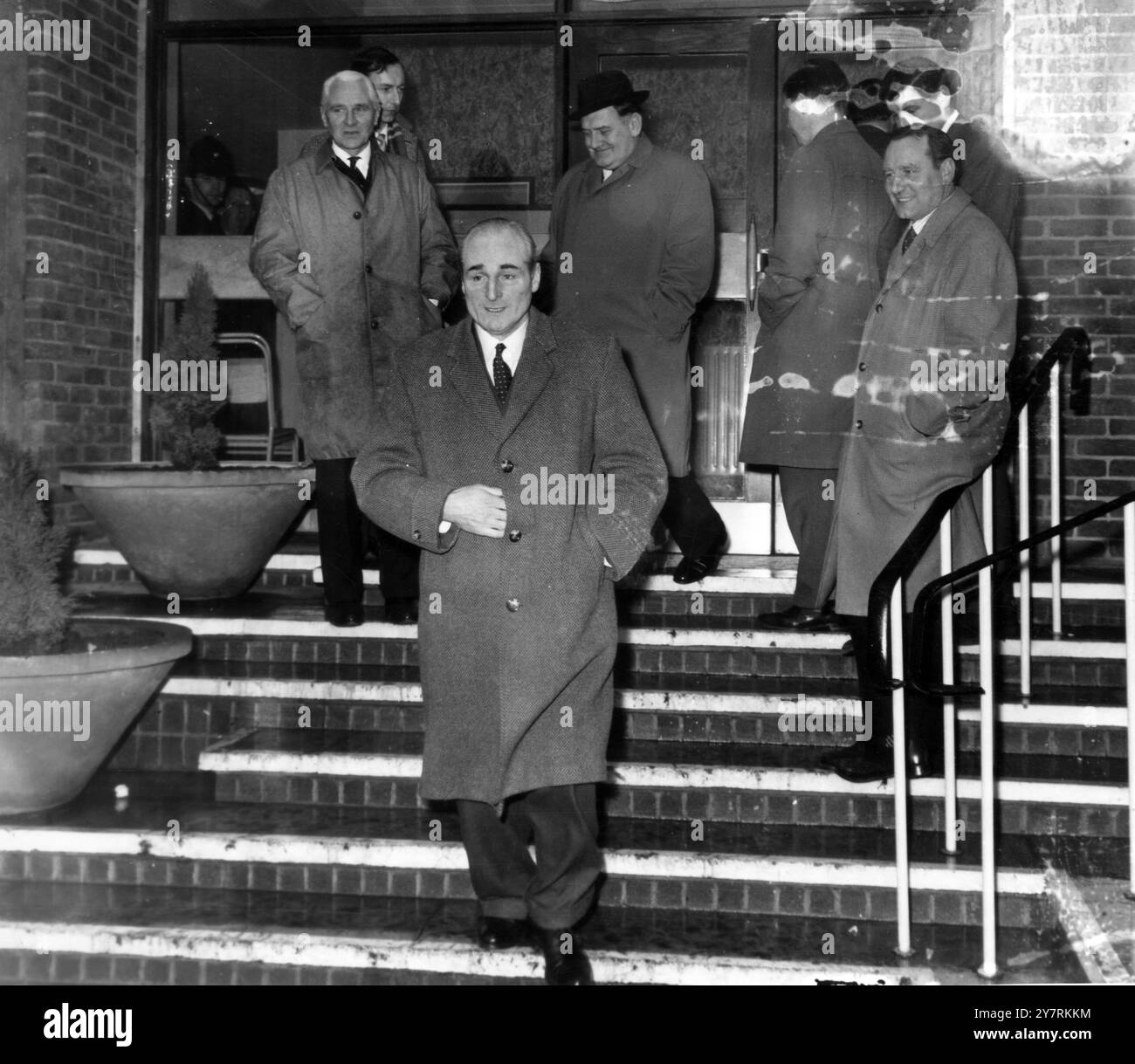 OPENSAylesbury, Bucks, England, Großbritannien: Detective Chief Superintendent Thomas Butler, Führer der Scotland Yard Fying Squad, dargestellt heute in Aylesbury, als der Prozess gegen 20 Personen, die mit dem britischen Raubüberfall in Verbindung stehen, hier eröffnet wurde. Der Prozess wurde mit der dramatischen Anklage eines Verteidigers eröffnet, dass fünf der potenziellen Geschworenen der Bestechung ausgesetzt waren. Mehr als 100 Polizisten bewachten die 1/2 km lange Strecke vom Gefängnis Aylesbury, als 12 der Angeklagten in einem speziellen „mobilen Gefängnis“ mit einzelnen Zellen vor Gericht gebracht wurden. 20. Januar 1964 Stockfoto