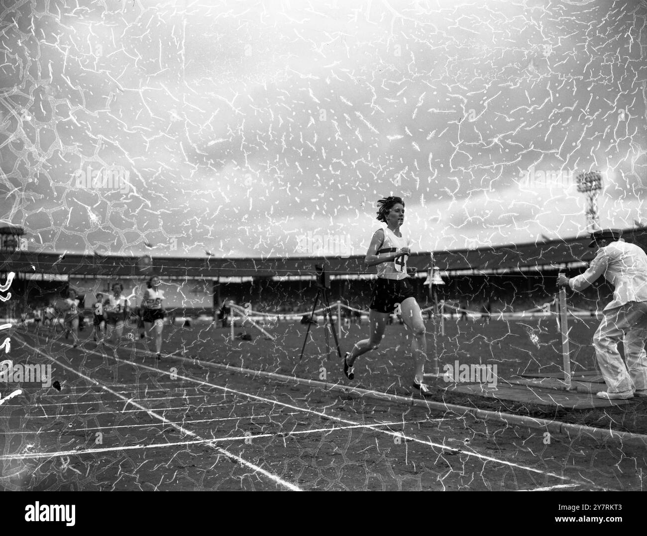 DIANE LEATHER gewinnt 880 YARDS INVITATIONAL EVENTLondon, England Großbritannien : Diane Leather of Great Britain gewinnt das 880 Yards Event bei den British Games und Großbritannien gegen das Empire und Commonwealth am Nachmittag im White City Stadium. Der zweite war Betty Loakes und der dritte Joy Jordan. Diane Leders Zeit betrug 2 Minuten 9,5 Sekunden. 4. Juli 1958 Stockfoto