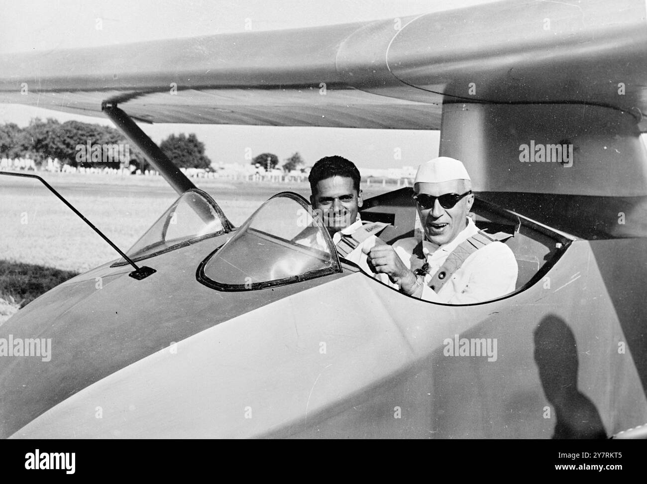 DER PREMIER LÄUFT 20.10.53. Der Premierminister Indiens, Pandit Nehru, wurde letzten Samstag vom Flughafen Safdarjung in Neu-Delhi zu einem Flug in einem Segelflugzeug entführt. Der Ausbilder des Delhi Flying Club, F/Lt. Bhatnagar, begleitete ihn. Das I.N.P. Foto zeigt Pandit Nehru, der ein Schild mit dem Daumen nach oben gibt, während er sich darauf vorbereitet, mit F/Lt in den Segelflugzeug aufgenommen zu werden. Bhatnagar. Fotos Von Internationalen Nachrichten Stockfoto