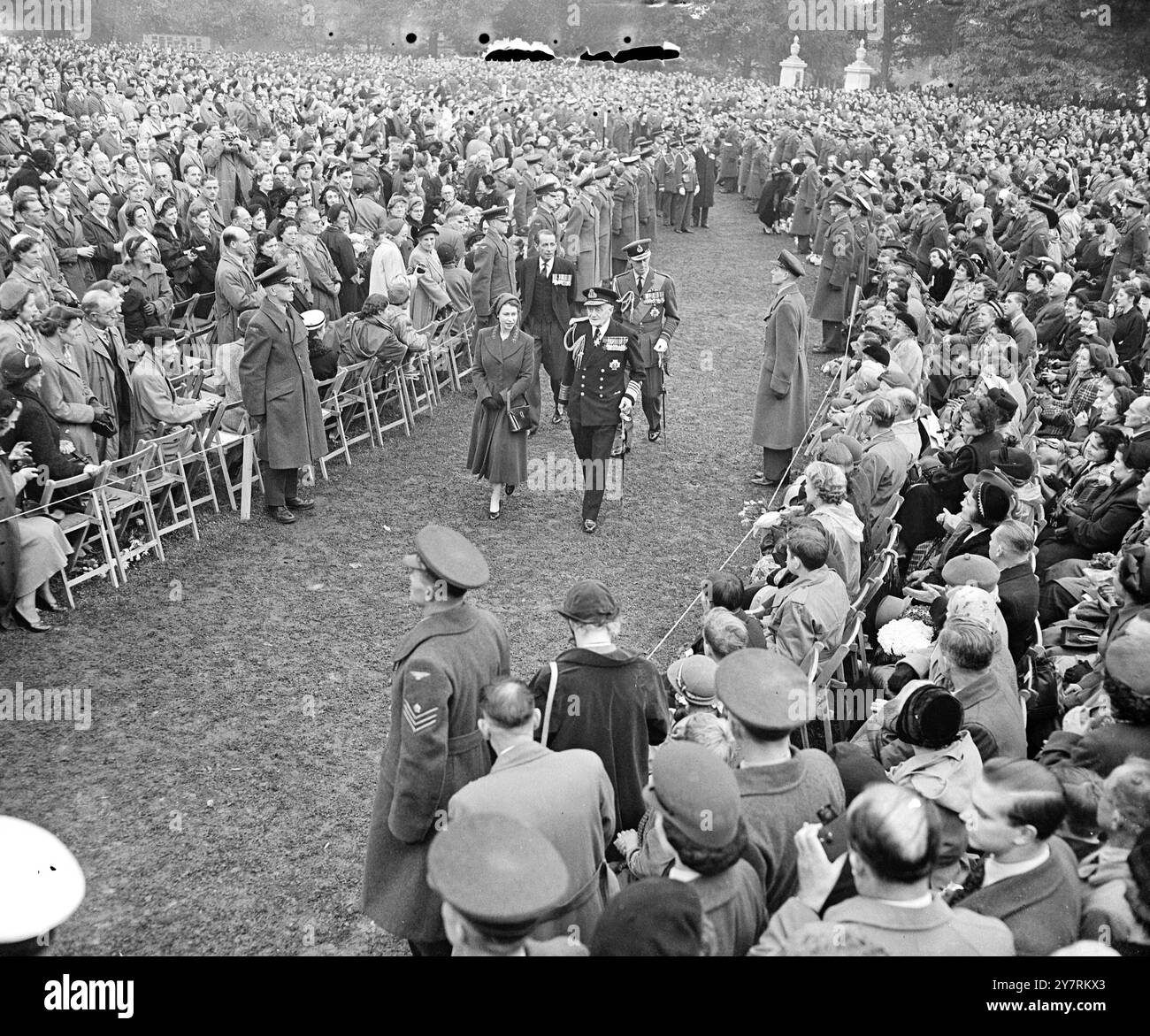 QUEEN ENTHÜLLT RUNNYMEDE MEMORIAL 17.10.53. Heute Nachmittag enthüllte die Königin das Runnymede-Denkmal für die 20.455 Flieger, die im Krieg von 1939-1945 ihr Leben gaben und keine Gräber haben. Das von der Imperial war Graves Commission erbaute Denkmal besteht aus einem Kreuzgang, in dem die Namen der Männer auf Steintafeln und in acht gedruckten Registern vermerkt sind, und einem gewölbten Schrein zur Besinnung. Foto zeigt: H.M. die Königin gefolgt vom Herzog von Edinburgh während der Zeremonie heute. Stockfoto