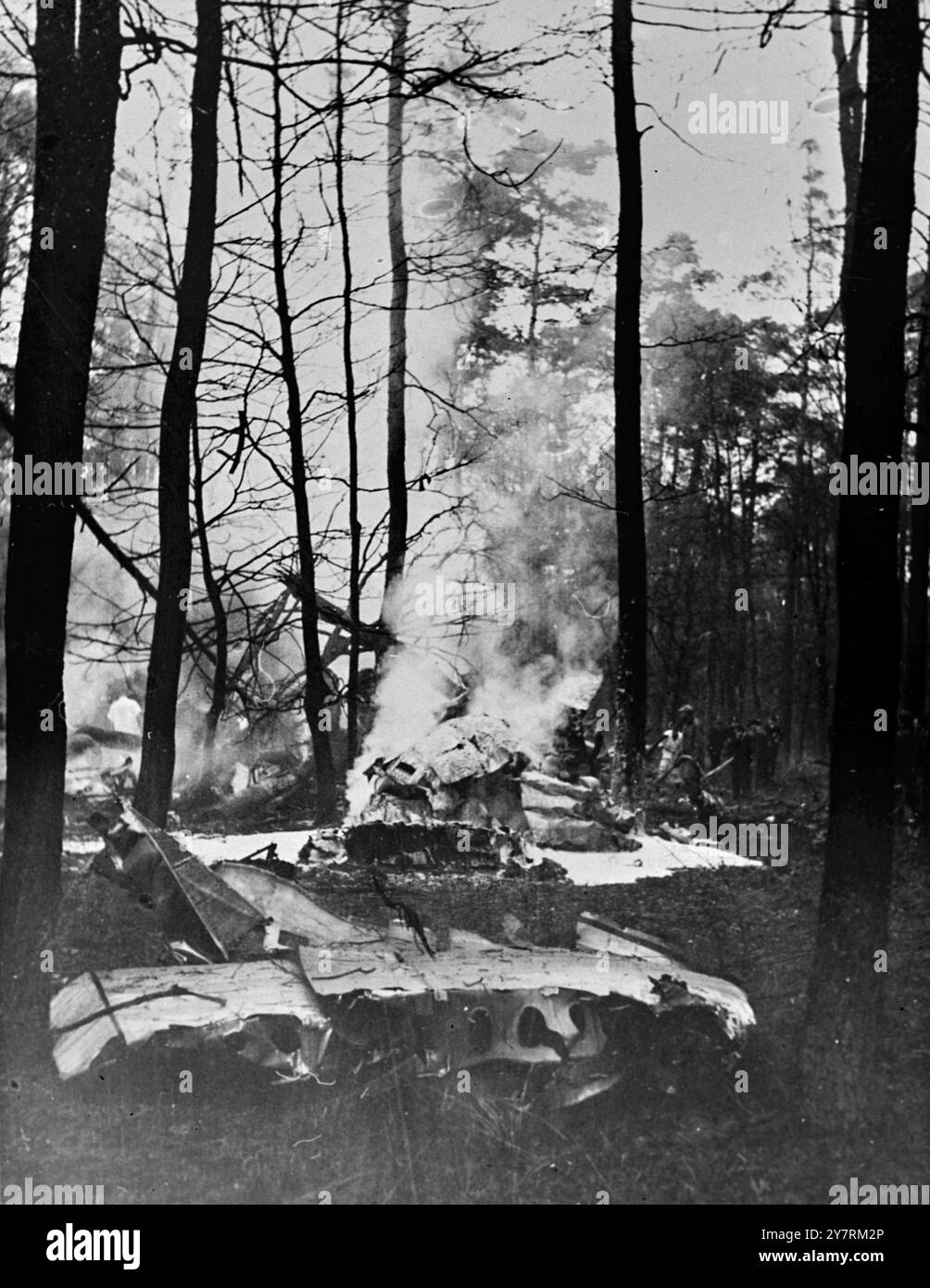 BILD VON EINEM FLUGZEUGABSTURZ, 48 AN BORD WURDEN GETÖTET 14.10.53. Die 44 Passagiere und die vierköpfige Besatzung kamen alle ums Leben, als ein belgisches Sabena-Flugzeug kurz nach dem Start am Nachmittag in Frankfurt abstürzte. Das zweimotorige Convair-Flugzeug, das von Salzburg nach Brüssel flog, stürzte in Kelsterbach kurz vor dem Rhein-Main-Flughafen ab. Das I.N.P.-Foto zeigt die rauchenden Ruinen des abgestürzten Flugzeugs, das in einem kleinen Wald aus Bäumen gezeigt wird, in den es fiel. FOTOS VON INTERNATIONALEN NACHRICHTEN. Stockfoto