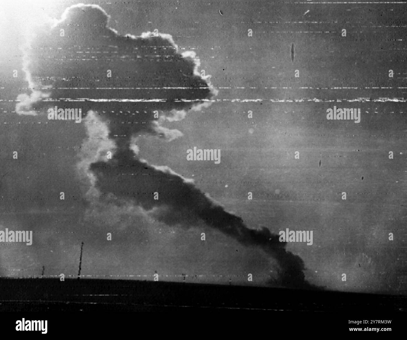 BILD VON RADIO BRITAIN'S ATOMIC EXPLOSION 15.10.53. Die Nachricht, dass Großbritanniens Atomwaffe erfolgreich auf dem Testgelände nordwestlich von Woomera in der australischen Wüste explodiert war, wurde gestern Abend mit dem Premierminister telefoniert. Inoffizielle Berichte besagen, dass die "Waffe" tatsächlich die erste in Betrieb befindliche Atombombe Großbritanniens war, die klein genug war, um aus einem Flugzeug fallen zu lassen. Die Testexplosion erfolgte aus einem Stahlturm, der vollständig verdampfte. DAS I.N.P.-FOTO ZEIGT eine Szene kurz nach der Atomexplosion heute Morgen. FOTOS VON INTERNATIONALEN NACHRICHTEN Stockfoto