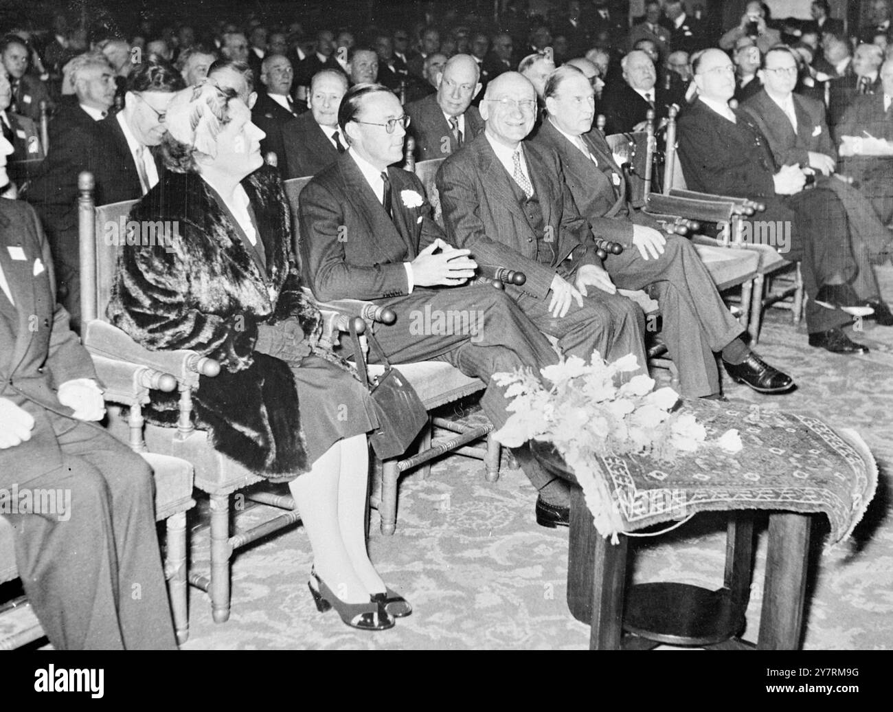 KÖNIGIN JULIANA AUF DEM TREFFEN DER EUROPÄISCHEN GEMEINSCHAFT 8.10.53. I.N.P. FOTOSHOWS. Von links nach rechts - Königin Juliana von den Niederlanden, Prinz Bernhard von den Niederlanden und Robert Schuman von Frankreich hören die Rede des Präsidenten Paul Henri Spaak auf dem Treffen der Europäischen Gemeinschaft in den Haag. FOTOS VON INTERNATIONALEN NACHRICHTEN. Stockfoto