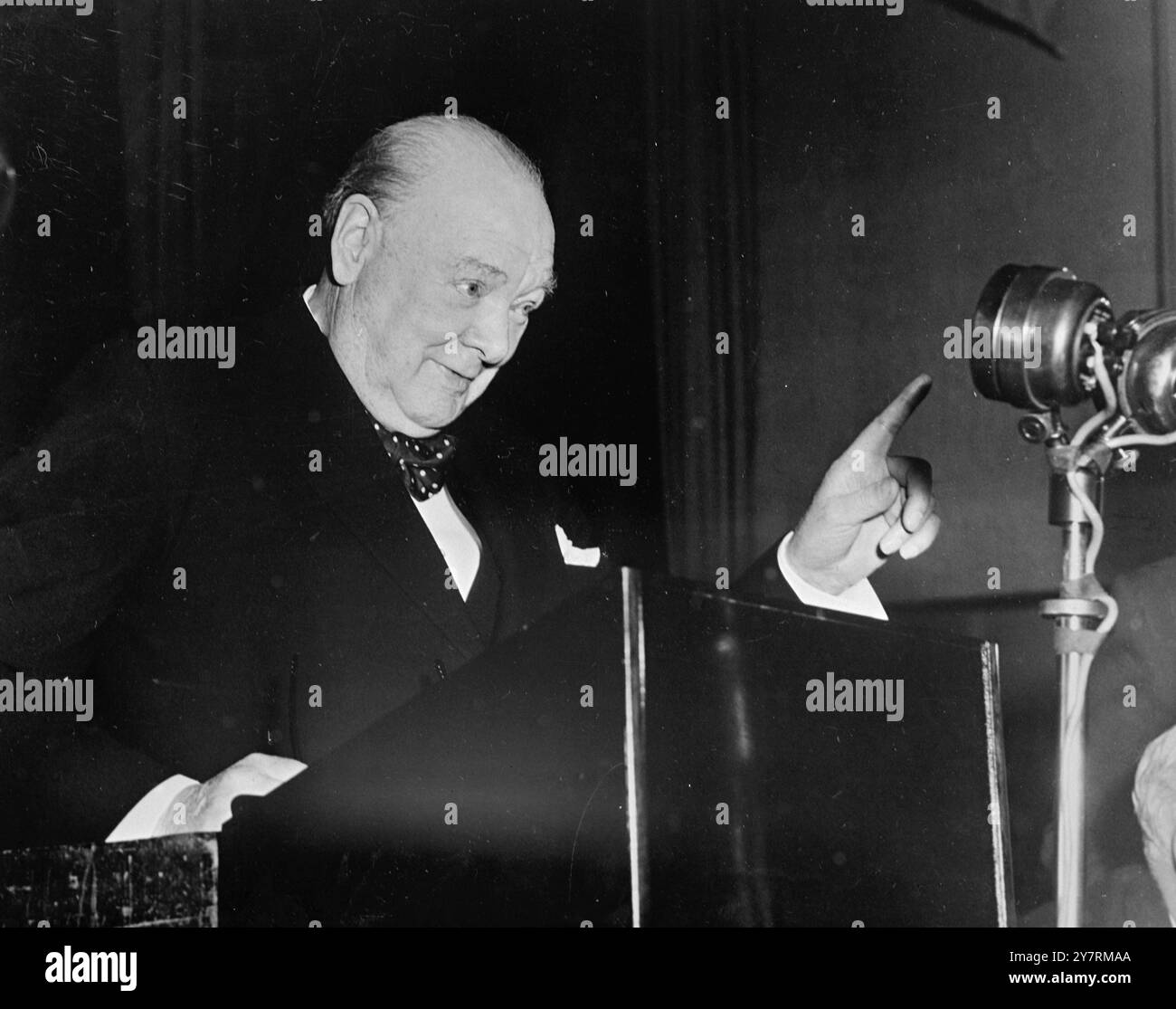 ICH BLEIBE IN DER HOFFNUNG AUF DAUERHAFTEN FRIEDEN 10.10.53. Sir Winston Churchill sagte heute 4.000 Tories in Margate, dass er nicht in den Ruhestand gehen wird. Er bekräftigte seinen Glauben an eine Big-Four-Konferenz und belügte Gerüchte über eine frühe Wahl - entweder in diesem Jahr oder im nächsten Jahr. Das I.N.P. Foto zeigt Sir Winston Churchill während seiner Rede auf der Tories-Konferenz in Margate heute. Fotos Von Internationalen Nachrichten. Stockfoto